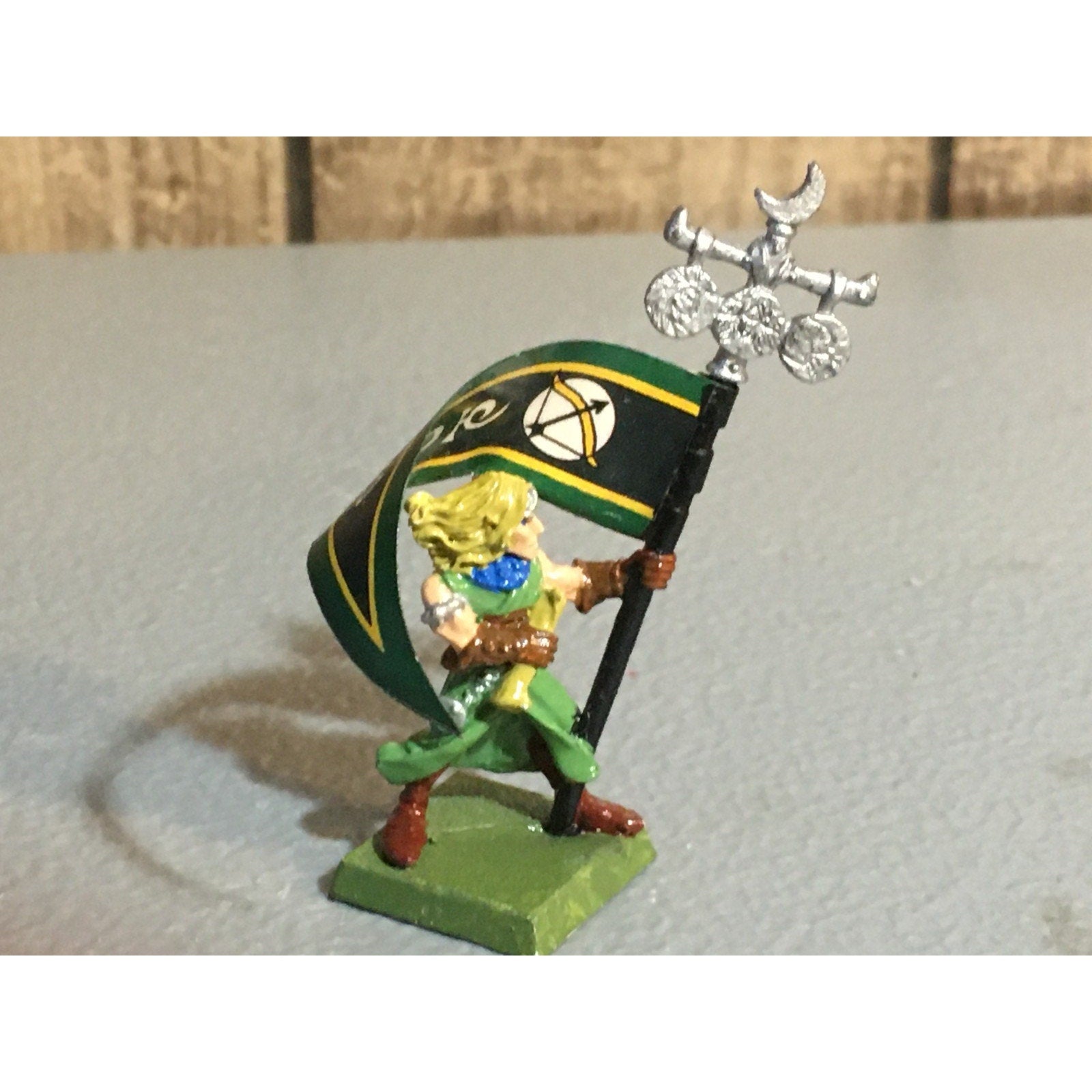 A24674 WARHAMMER FANTASY WOOD ELVES MOON STANDARD METAL PAINTED GW
