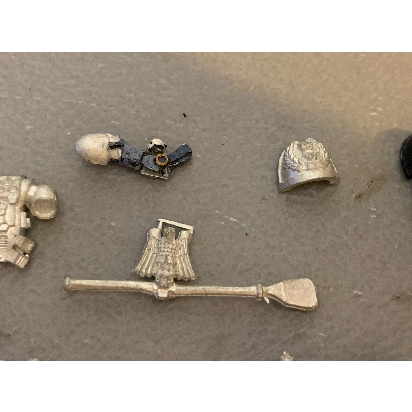 A23297 WARHAMMER 40K SPACE MARINES BITS LOT METAL FISTS INC FLAG POLE STANDARD