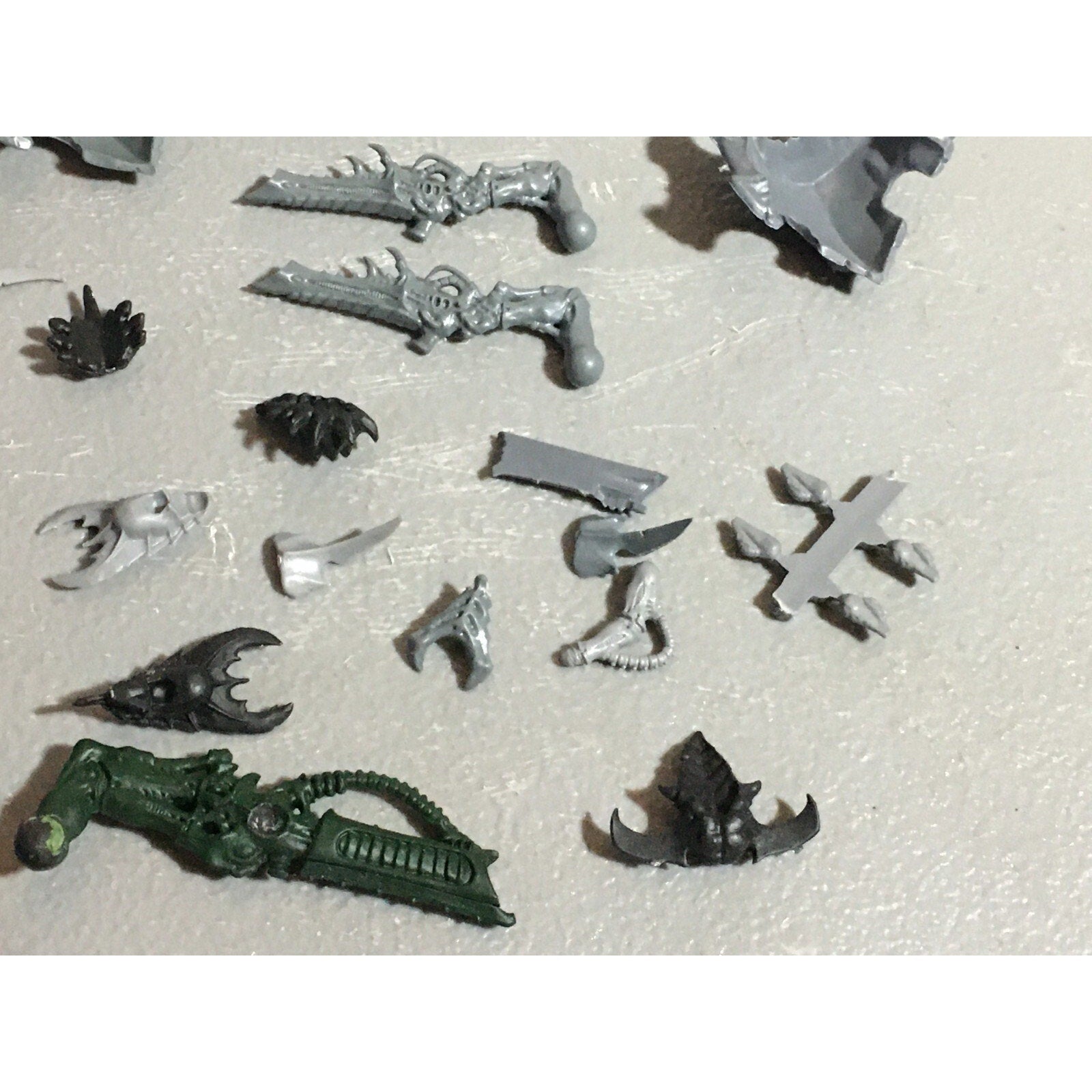 A22320 WARHAMMER 40K TYRANIDS BITS LOT MIXED GAMES WORKSHOP GW