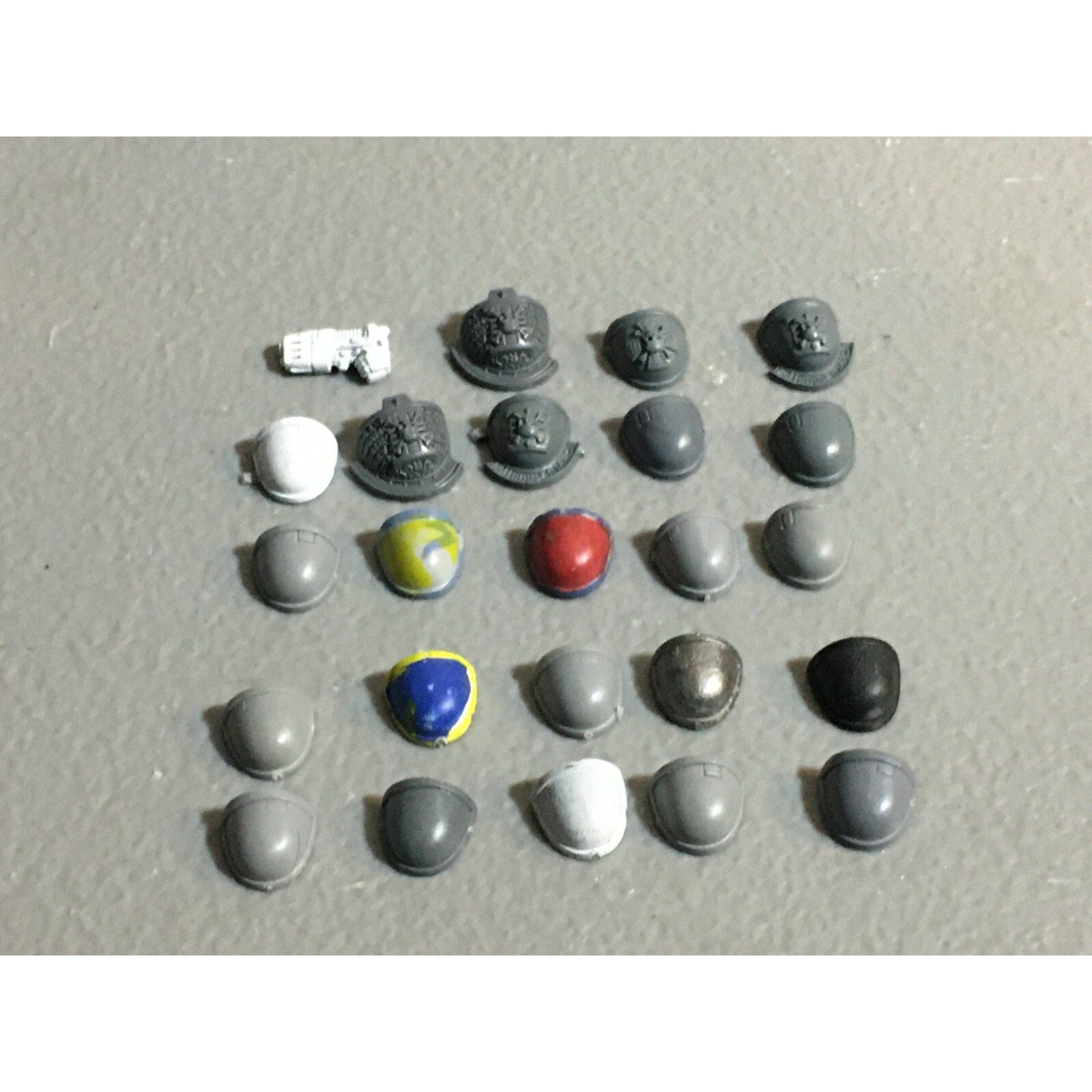 A22982 WARHAMMER 40K SPACE MARINES BITS LOT SHOULDER PADS GW GAMES WORKSHOP