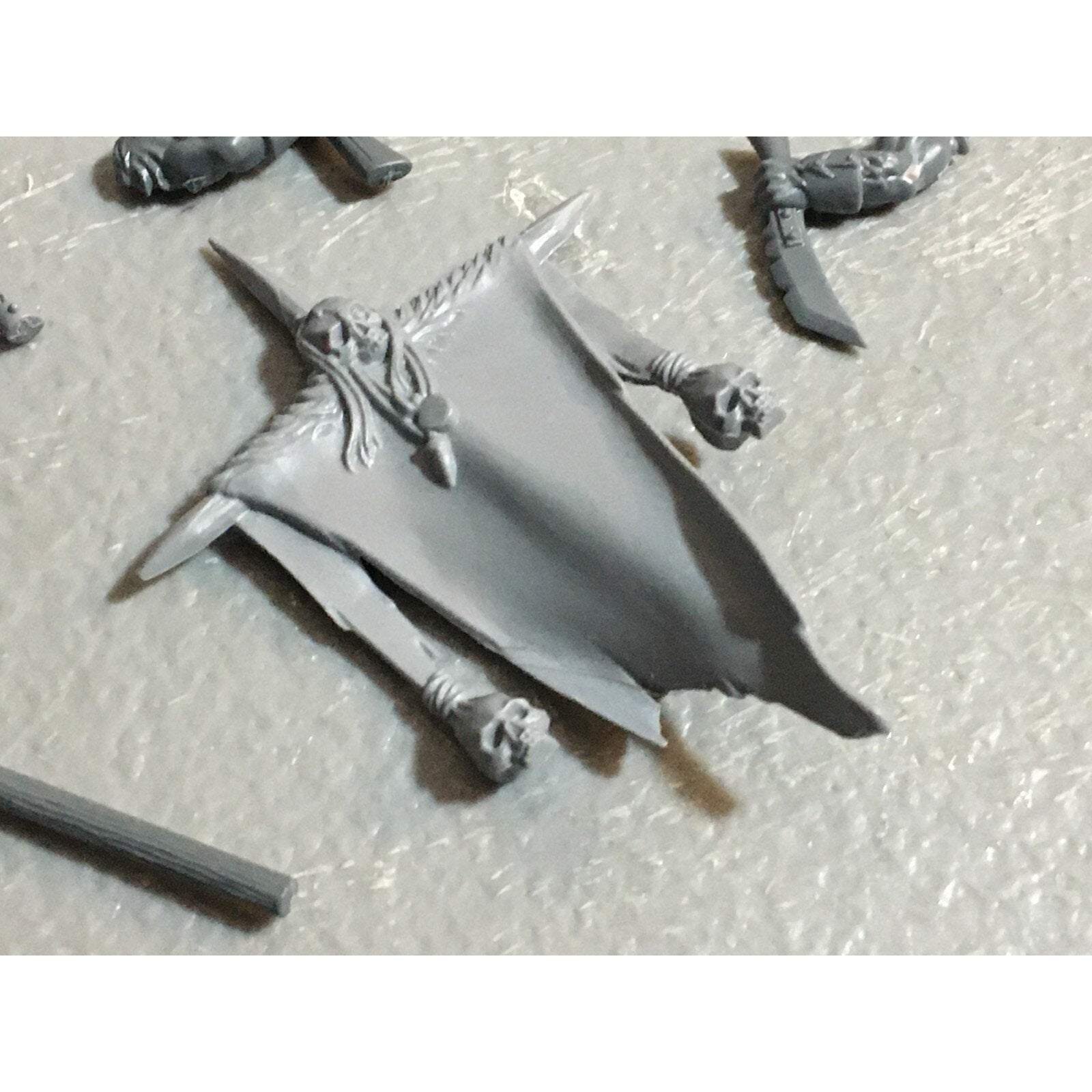 A23125 WARHAMMER FANTASY CHAOS BEASTMEN BITS LOT GORS BANNERS ARMS GW