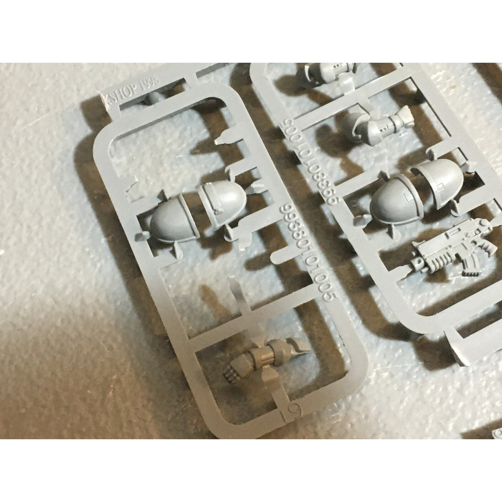 A23095 WARHAMMER 40K SPACE MARINES BITS LOT SHOULDER ARM PISTOL GAMES WORKSHOP