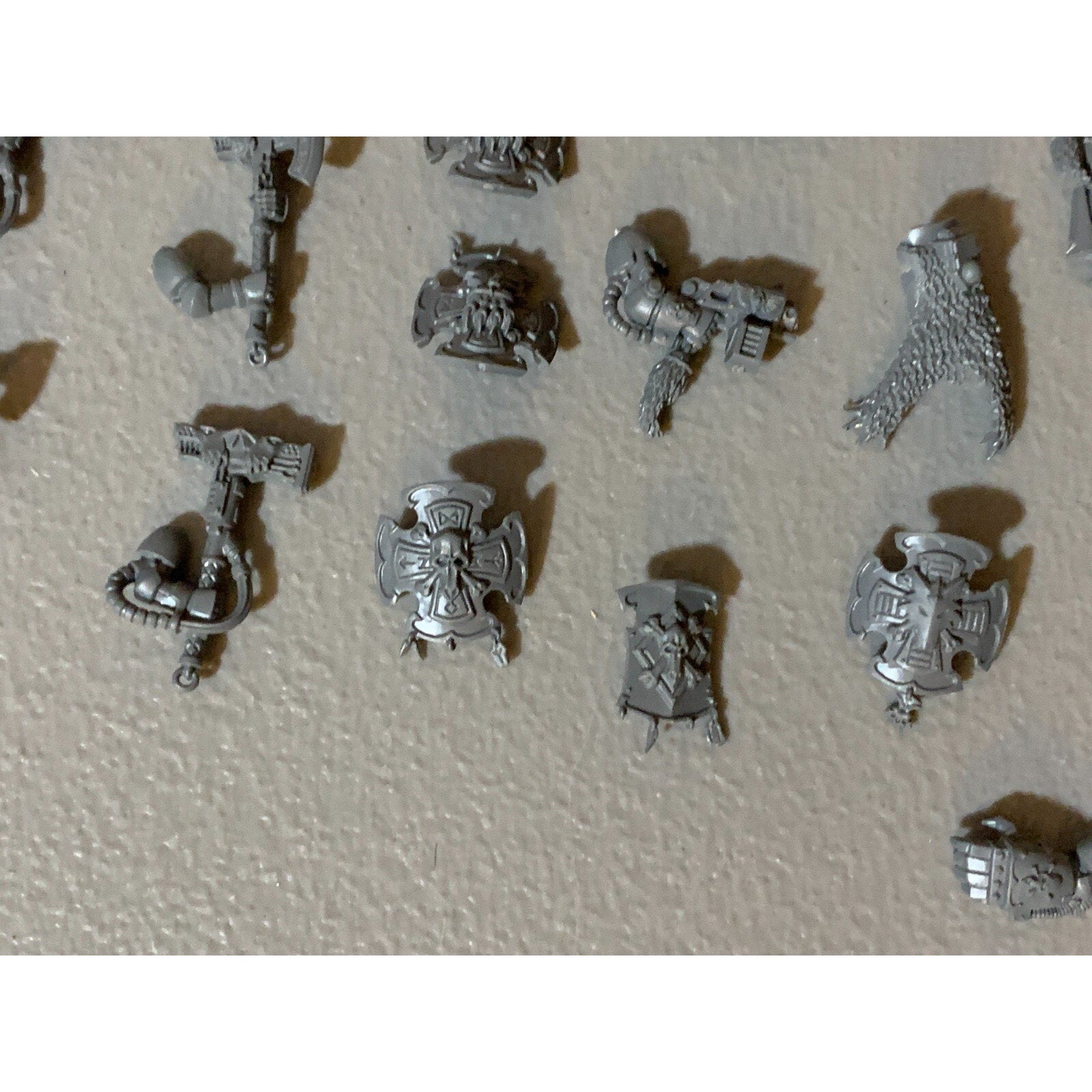 A23060 WARHAMMER 40K MARINES SPACE WOLVES HUGE BITS LOT HEADS ARMS HAMMERS GUNS