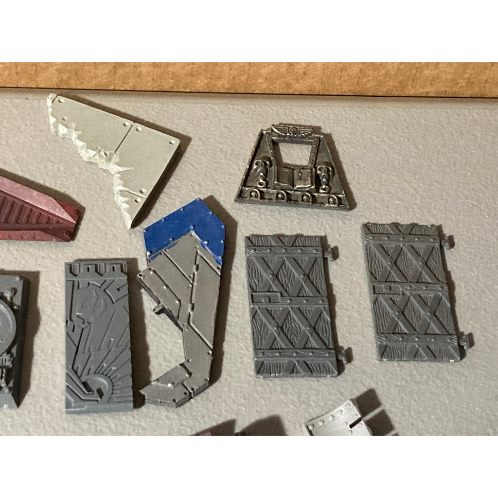 A19165 WARHAMMER 40K LARGE TERRAIN BITS LOT DOORS DROP POD SPACE MARINES TANK