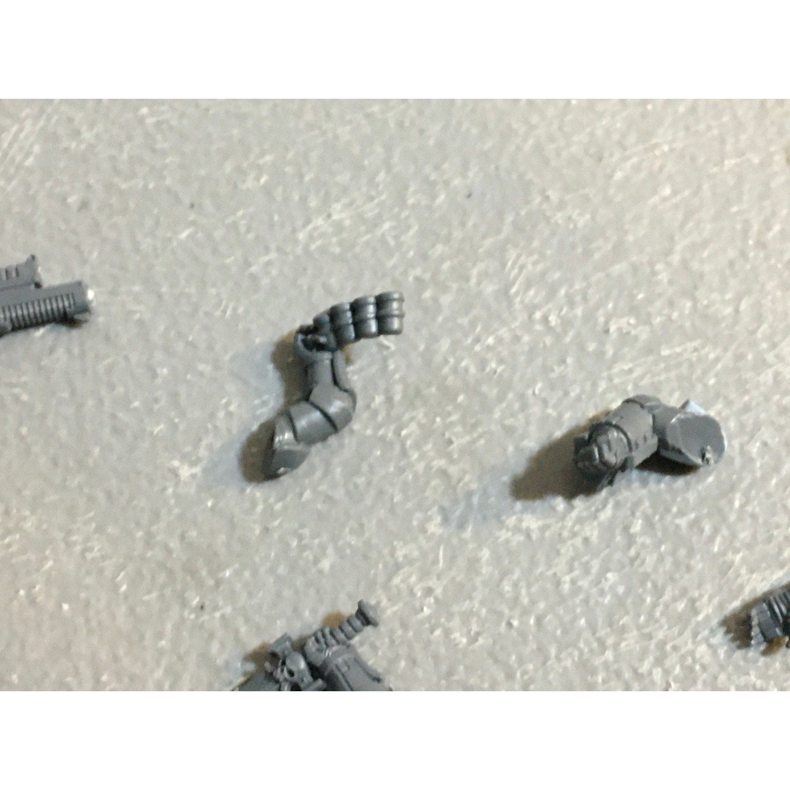 A29392 WARHAMMER 40K SPACE MARINES PRIMARIS BITS LOT ARMS PISTOL HEAVY SWORD GW