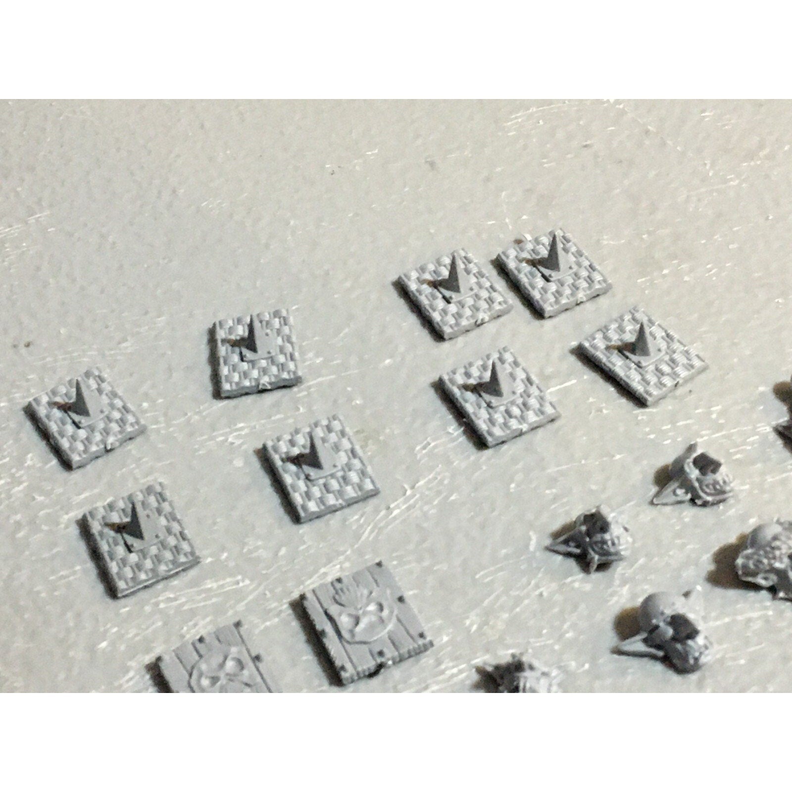 A23395 WARHAMMER FANTASY ORCS & GOBLINS BITS LOT GOBLIN SHIELDS HEADS GW
