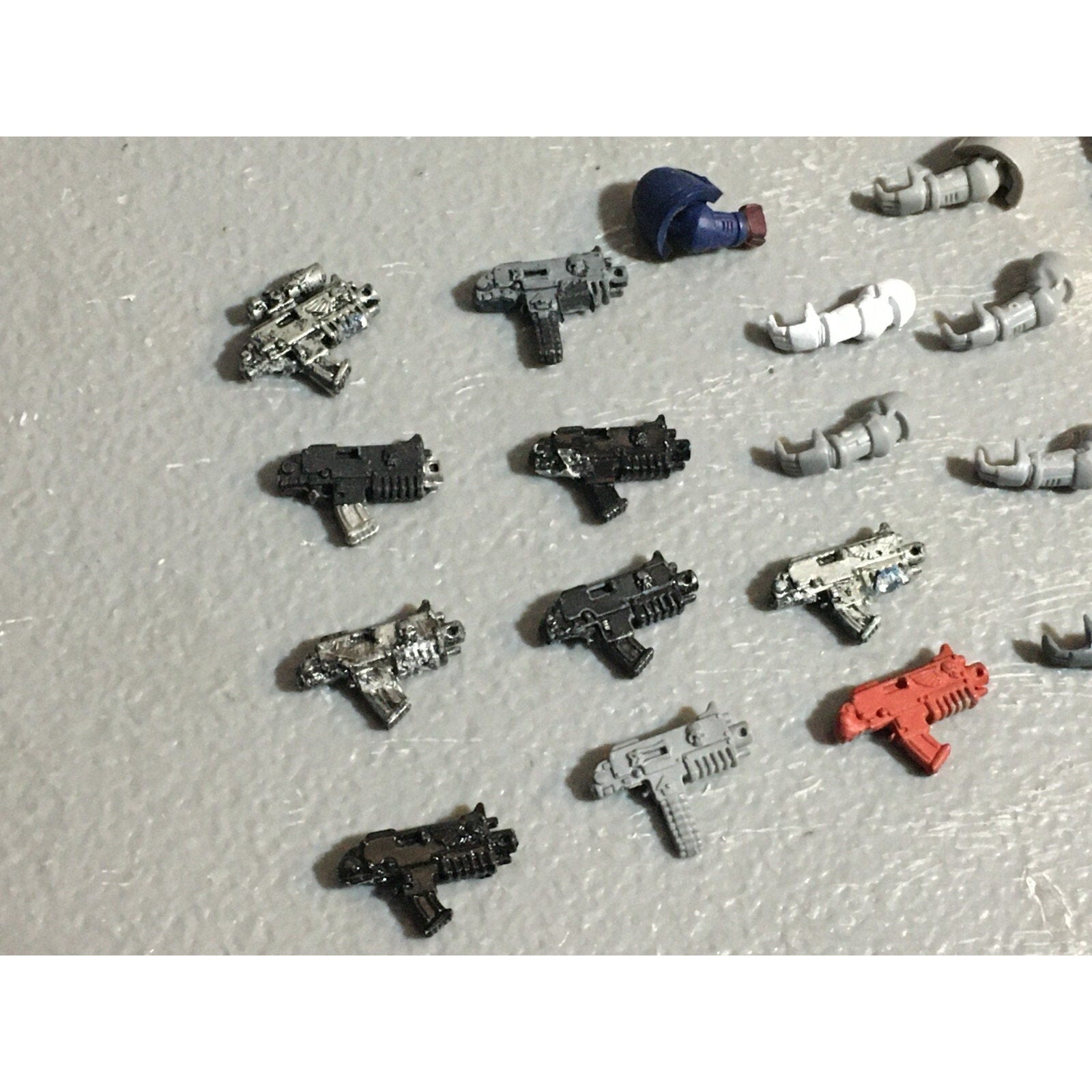 A22968 WARHAMMER 40K SPACE MARINES BITS LOT ARMS BOLTERS GAMES WORKSHOP GW