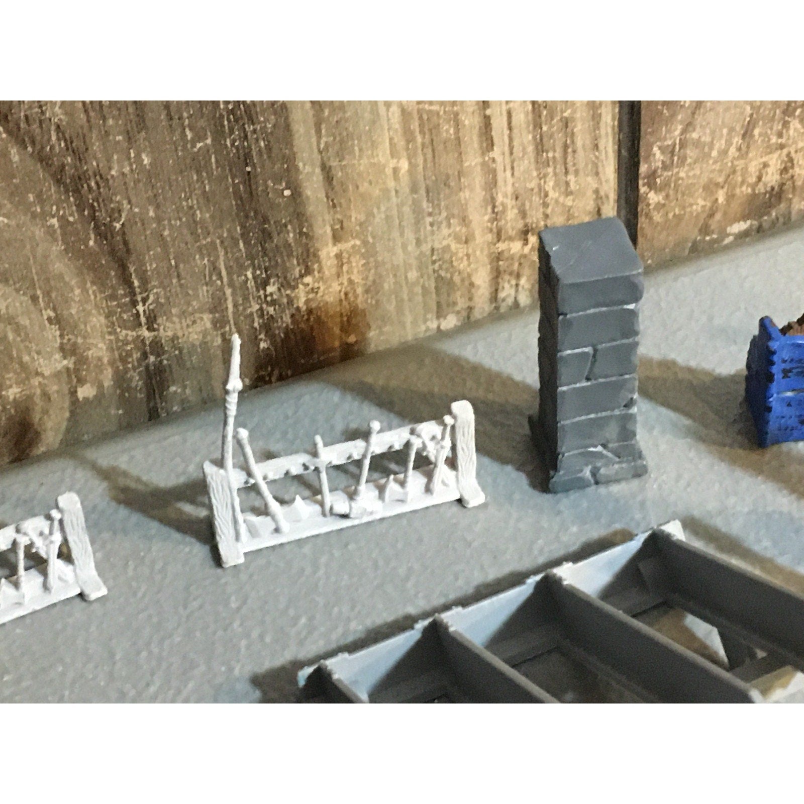 A32576 UNKNOWN MINIATURES PLASTIC TERRAIN LOT STATUE WEAPON RACK WALL LAMP POST