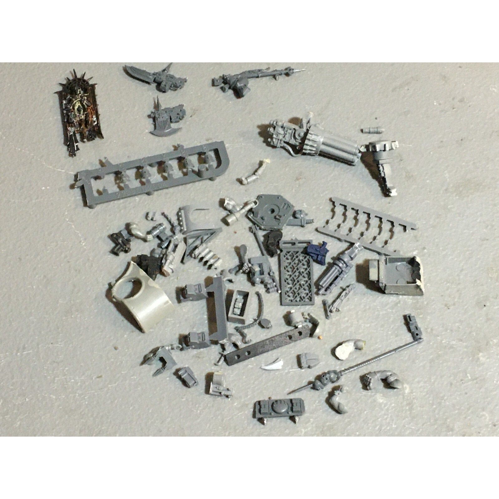 A23486 WARHAMMER 40K BITS LOT MIXED VEHICLE TANK WEAPON GAMES WORKSHOP GW