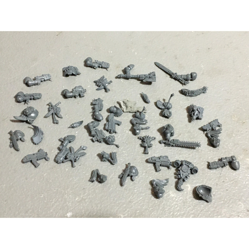 A19581 WARHAMMER 40K SPACE MARINES WOLVES BITS LOT PLASMA PISTOL HEADS KNIVES