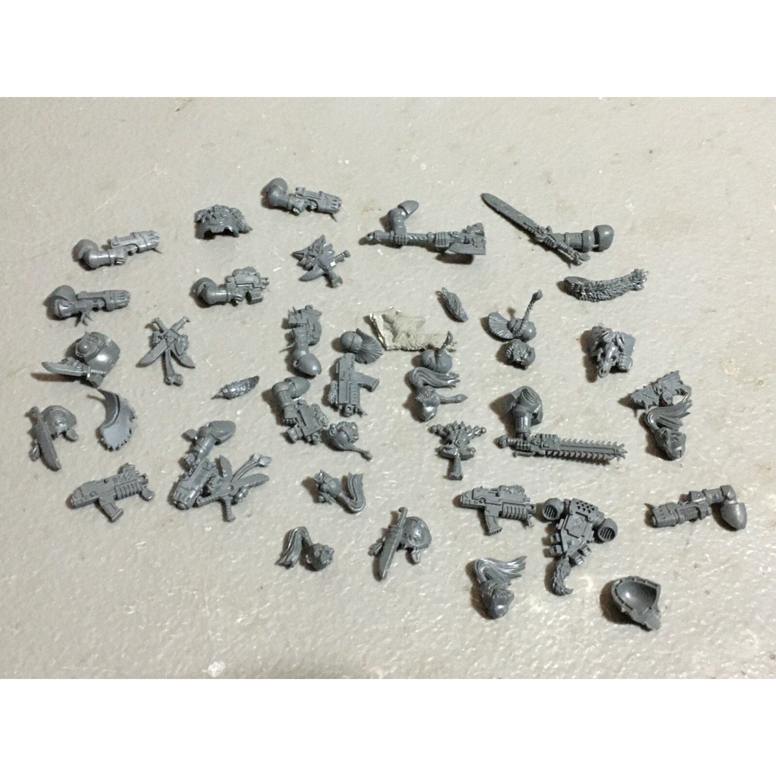 A19581 WARHAMMER 40K SPACE MARINES WOLVES BITS LOT PLASMA PISTOL HEADS KNIVES