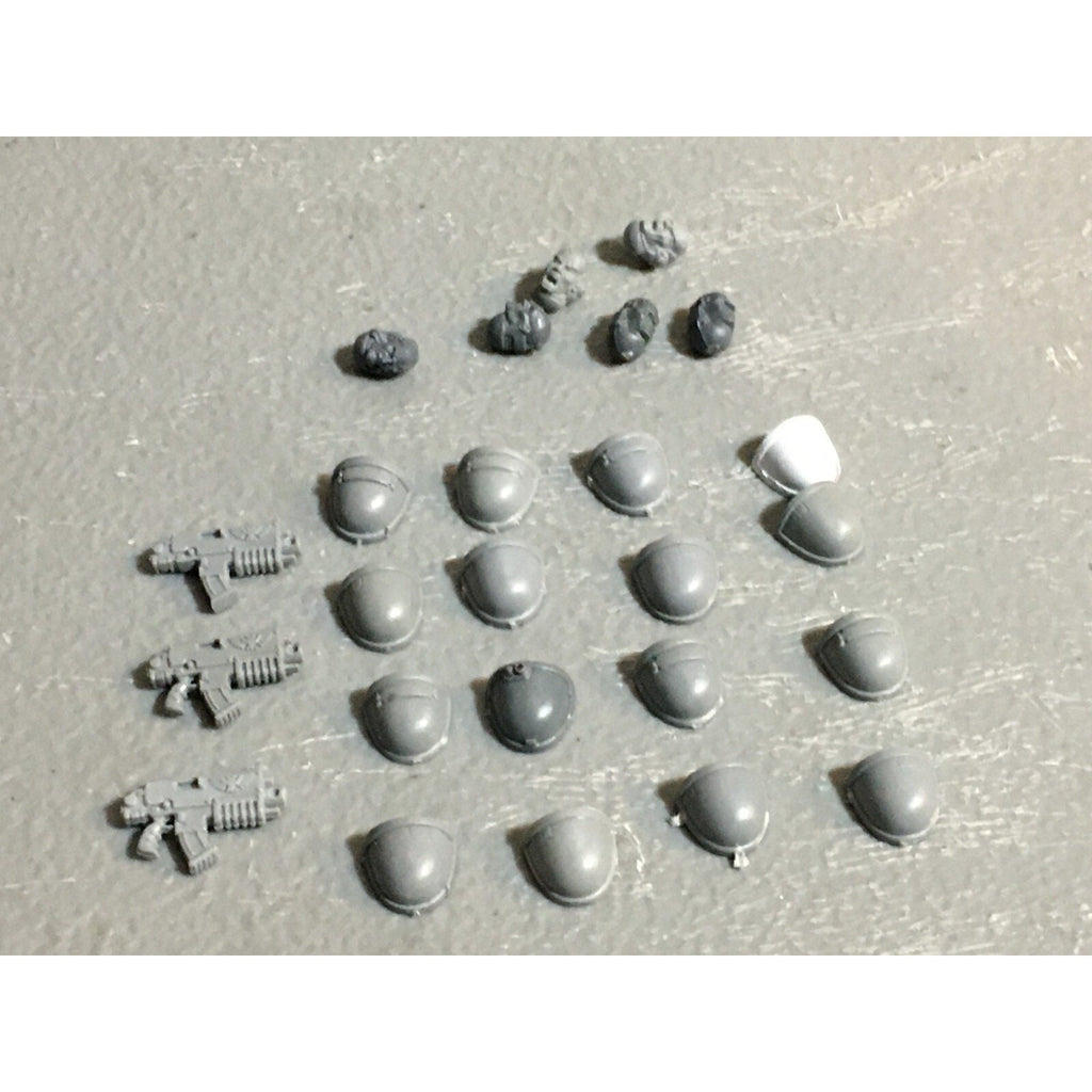 A23084 WARHAMMER 40K SPACE MARINES BITS LOT MIXED SHOULDER HEADS GAMES WORKSHOP