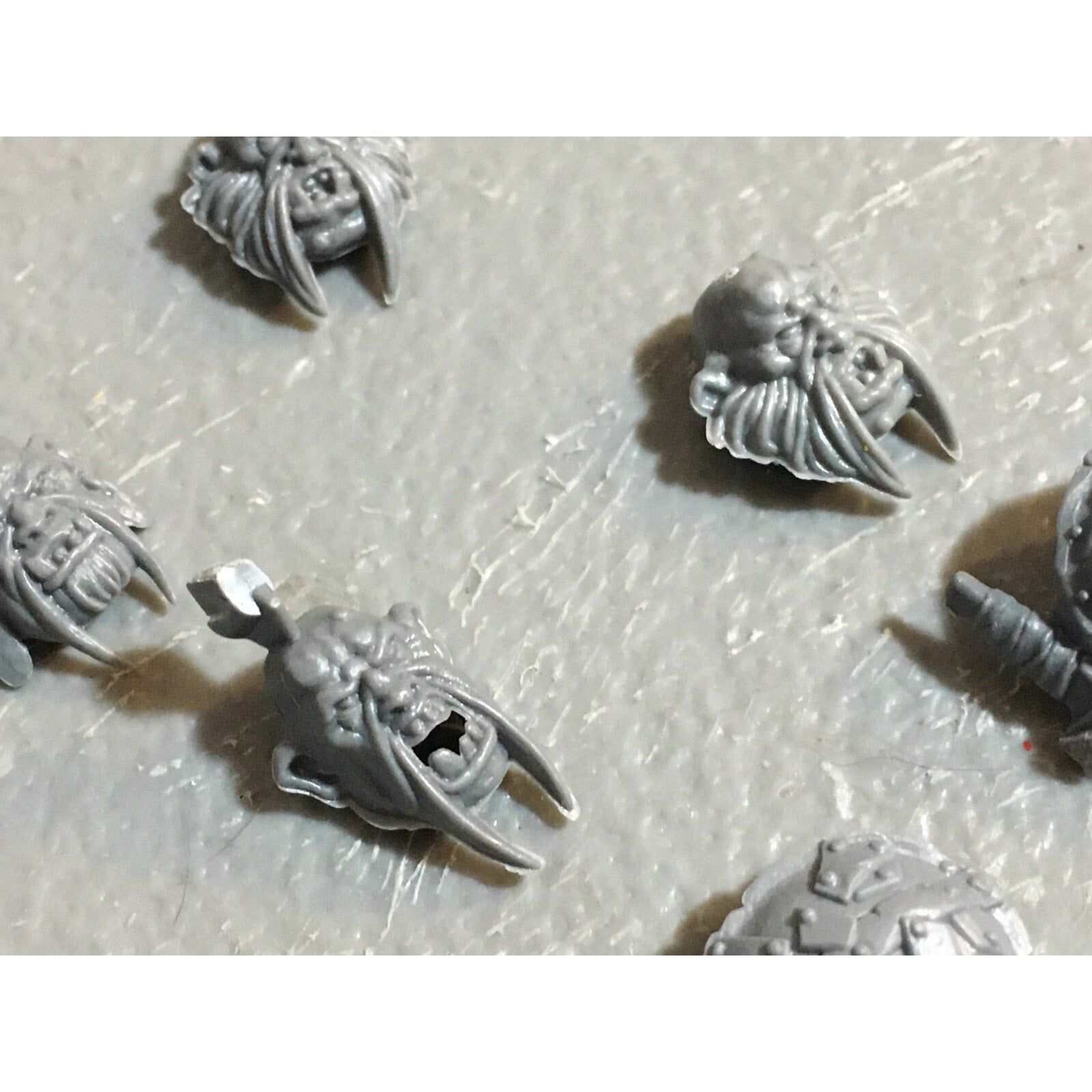 A23432 WARHAMMER FANTASY OGRE KINGDOMS BITS LOT MIXED HEADS PLATES GW