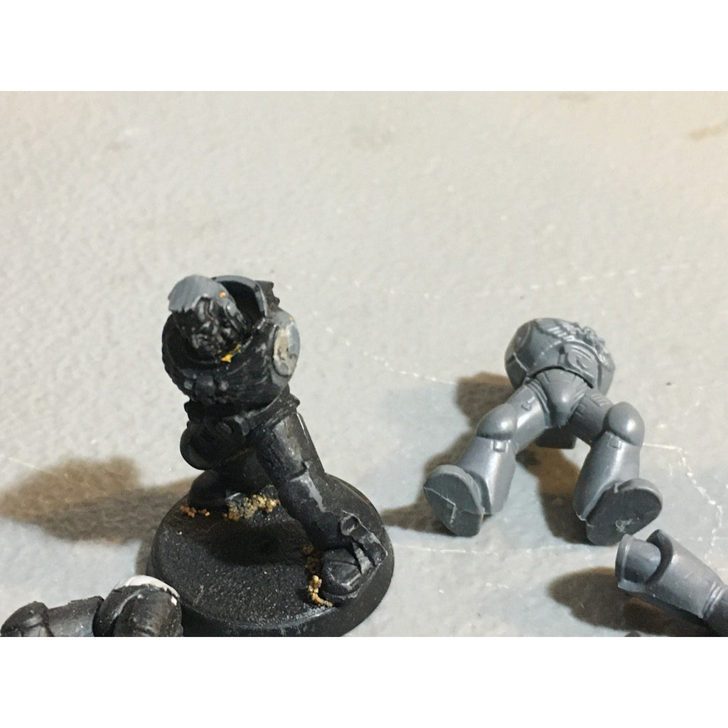 A24527 WARHAMMER 40K SPACE MARINES BITS LOT TORSOS LEGS ARMS GW