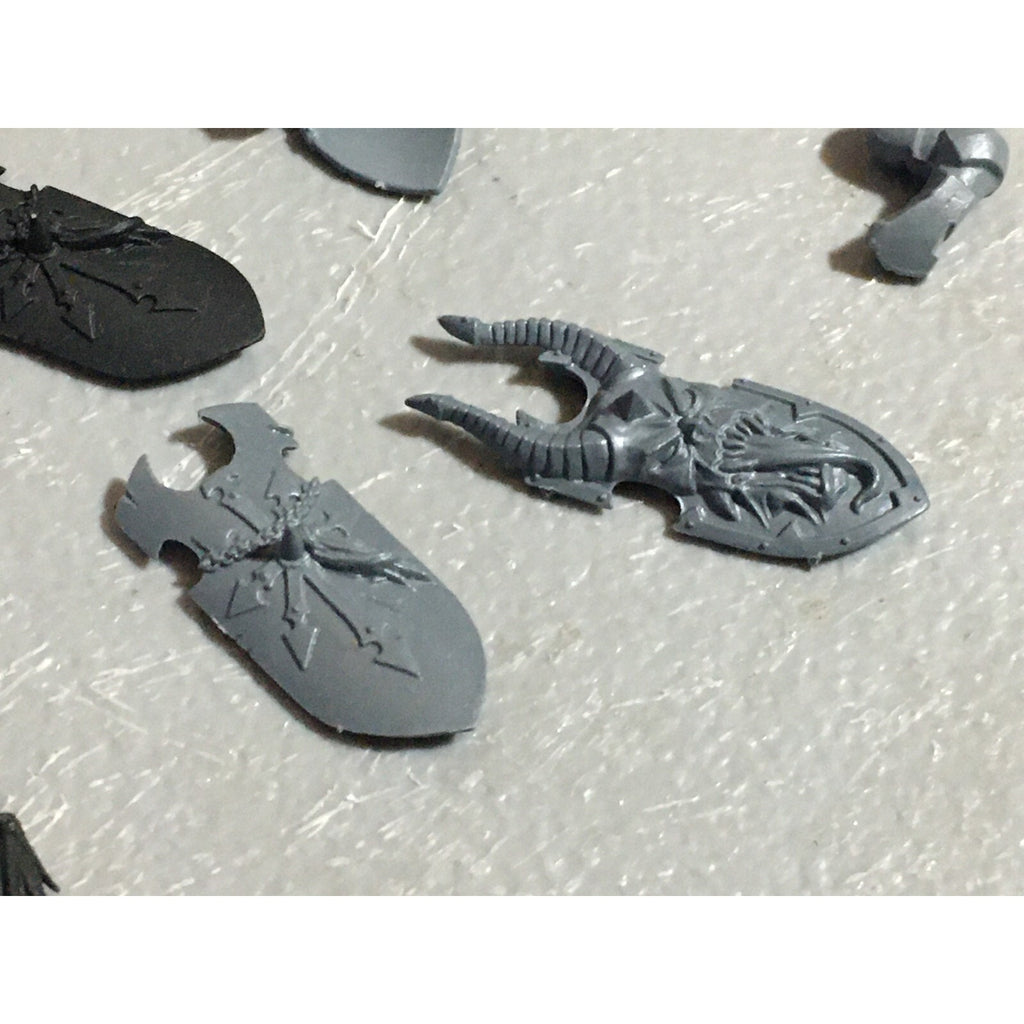 A22244 WARHAMMER FANTASY CHAOS MORTALS BITS LOT KNIGHTS SHIELDS GW