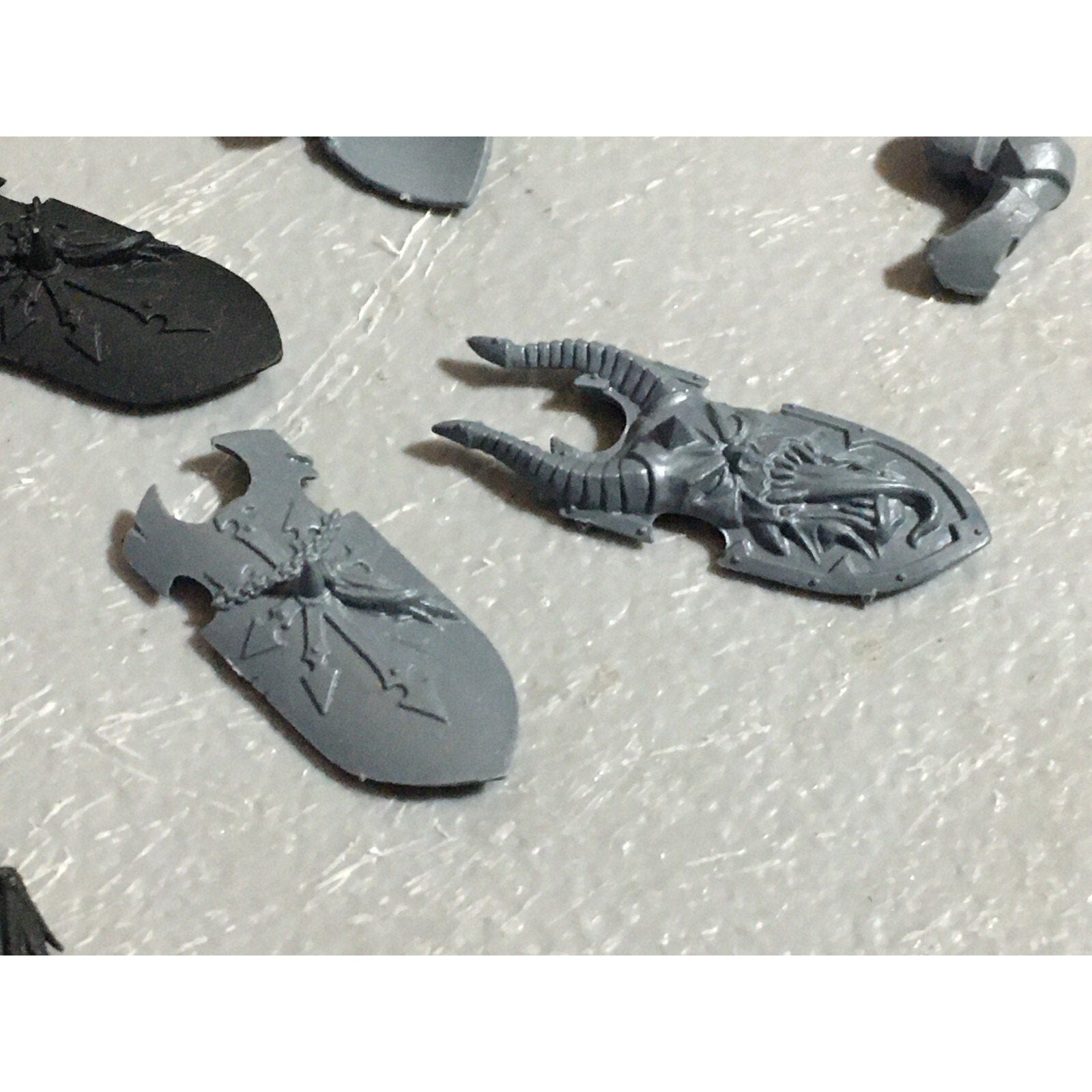 A22244 WARHAMMER FANTASY CHAOS MORTALS BITS LOT KNIGHTS SHIELDS GW