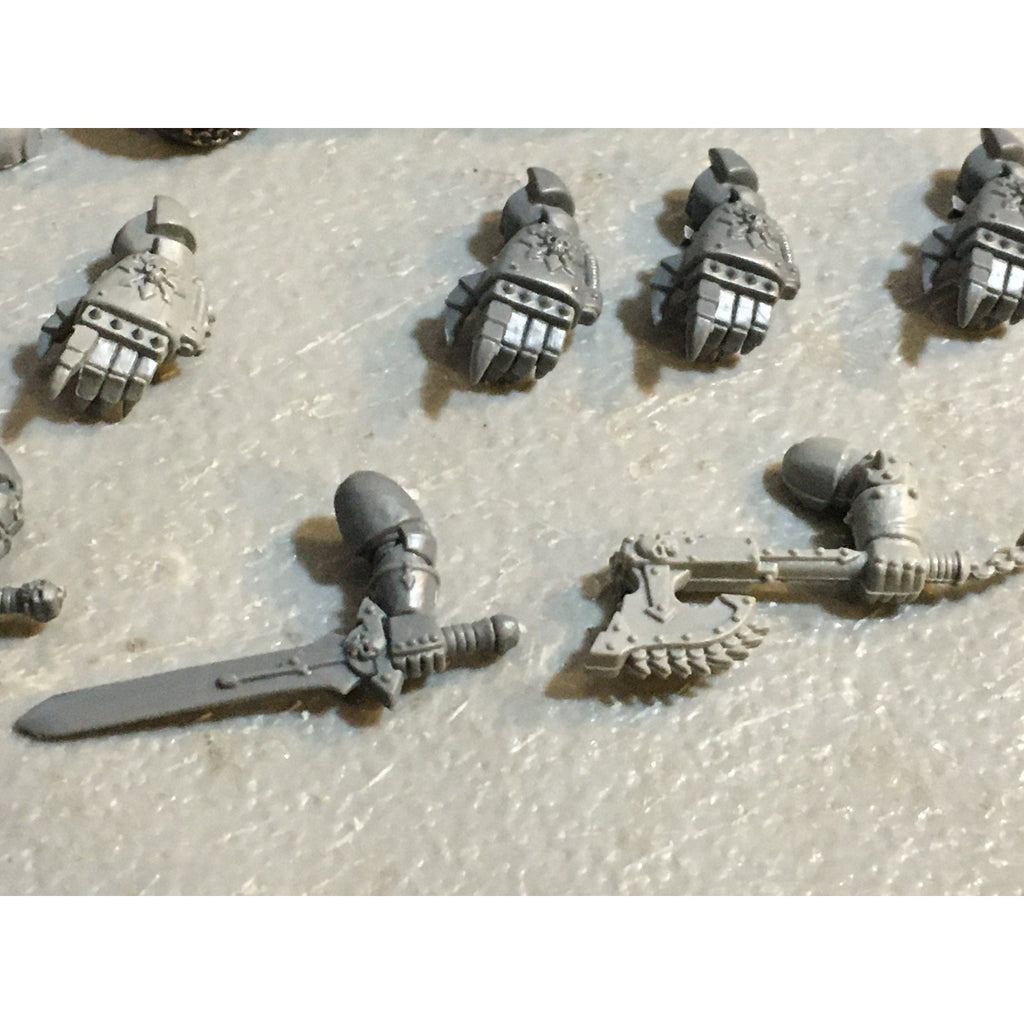 A33590 WARHAMMER 40K CHAOS SPACE MARINES CSM BITS LOT POWERFIST CHEST SWORD GW