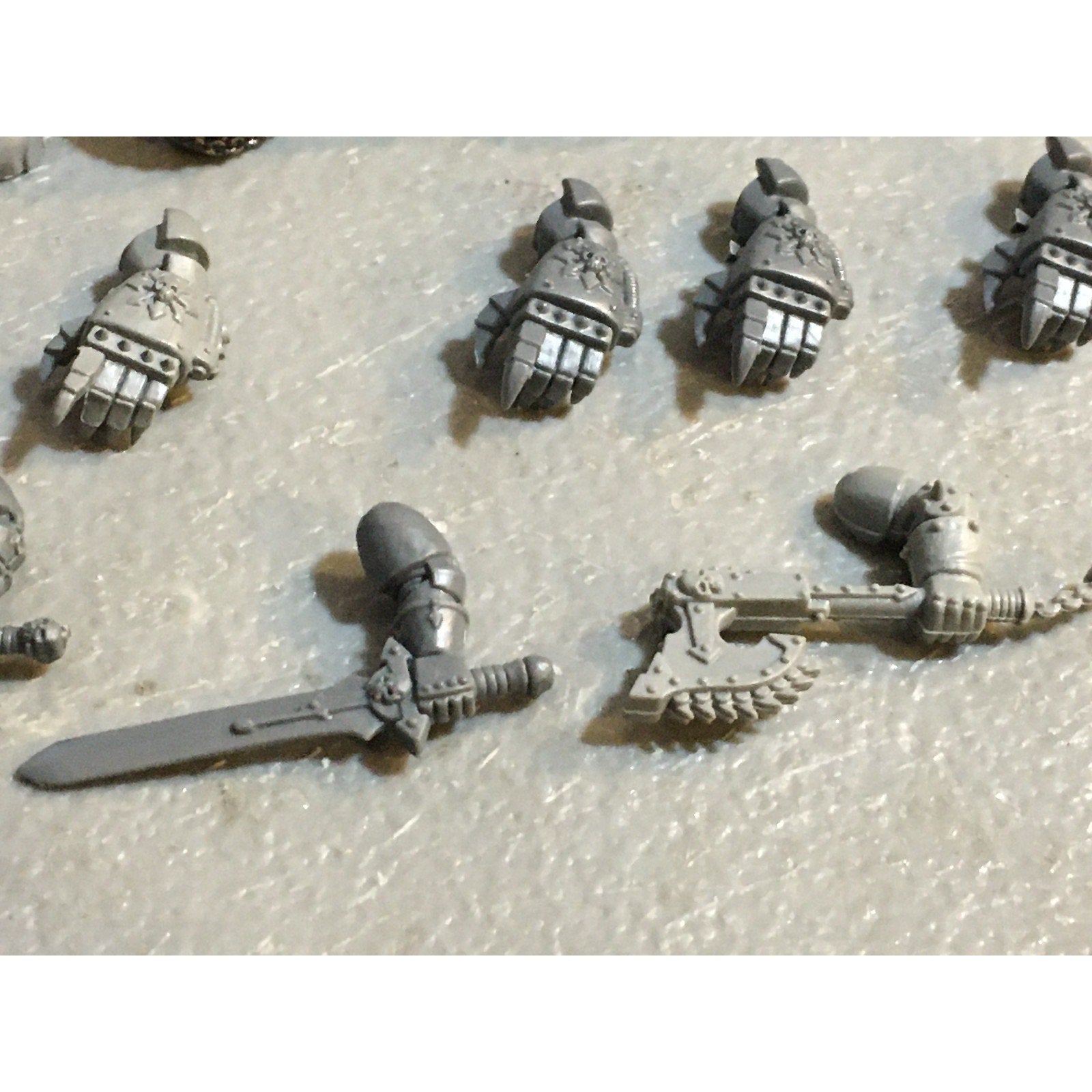 A33590 WARHAMMER 40K CHAOS SPACE MARINES CSM BITS LOT POWERFIST CHEST SWORD GW