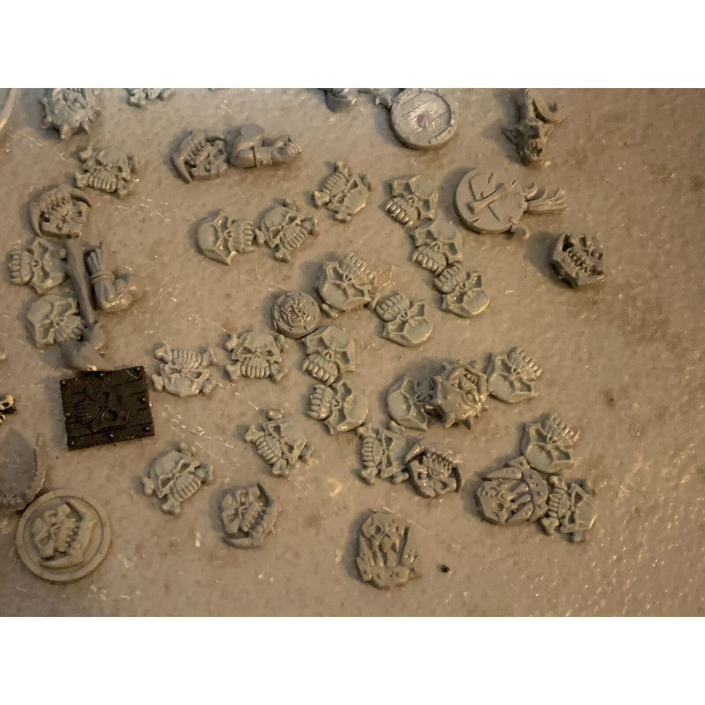A23337 WARHAMMER FANTASY AOS ORCS GOBLINS BITS LOT SHIELDS ARMS STANDARD GW