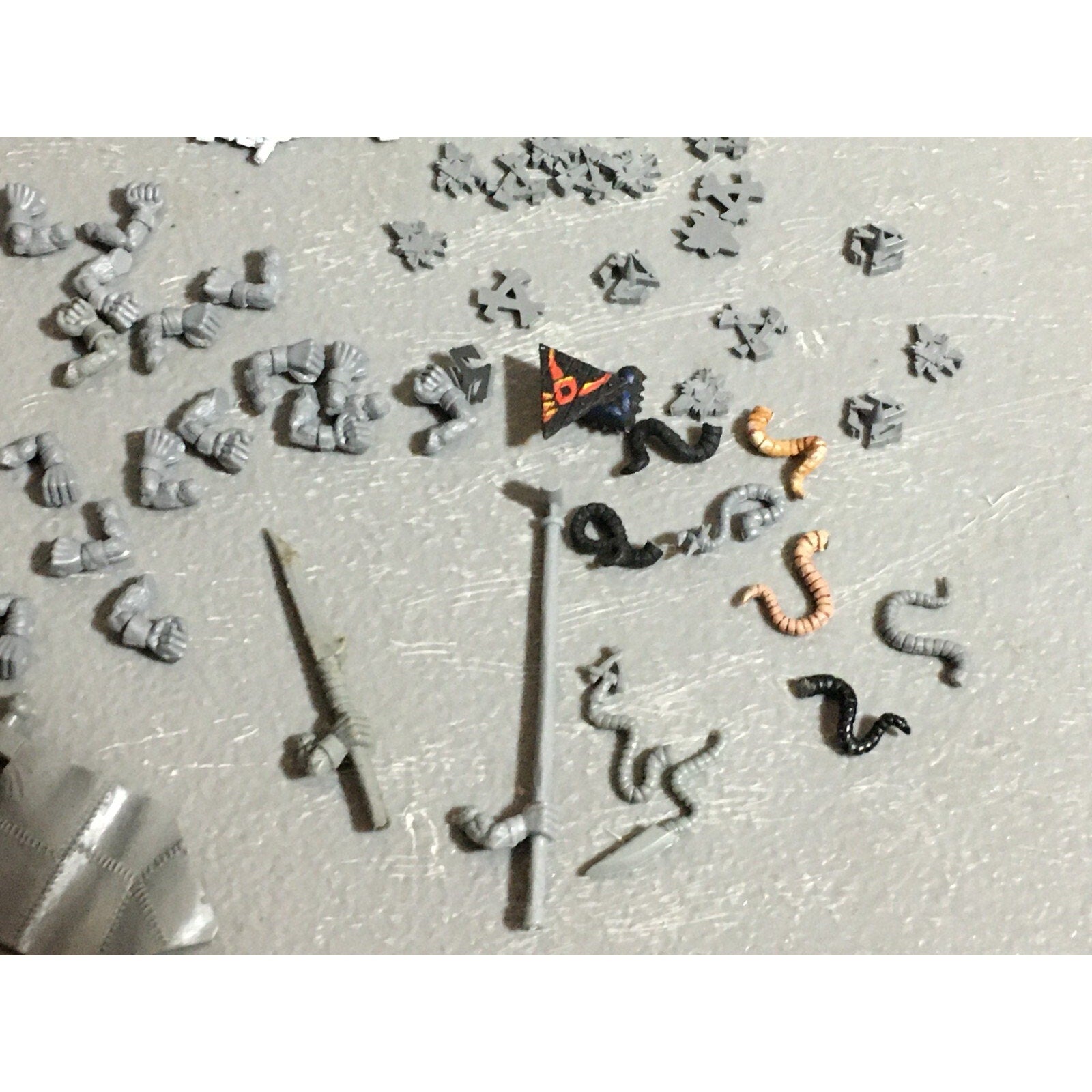 A22308 WARHAMMER FANTASY SKAVEN BITS LOT MIXED ARMS ICONS TAIL GAMES WORKSHOP GW