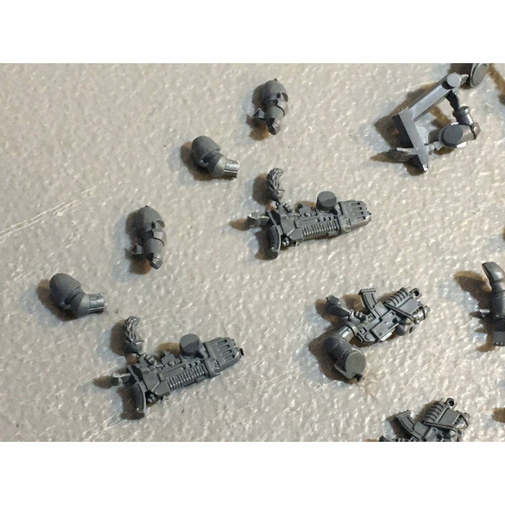 A29737 WARHAMMER 40K SPACE MARINES WOLVES BITS LOT BOLTERS PLASMA AXE ARMS GW