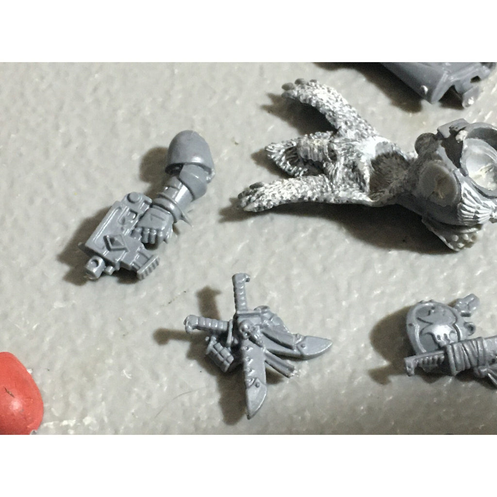 A22562 WARHAMMER 40K SPACE MARINES WOLVES BITS LOT BANNER ACCESSORY PISTOL GW