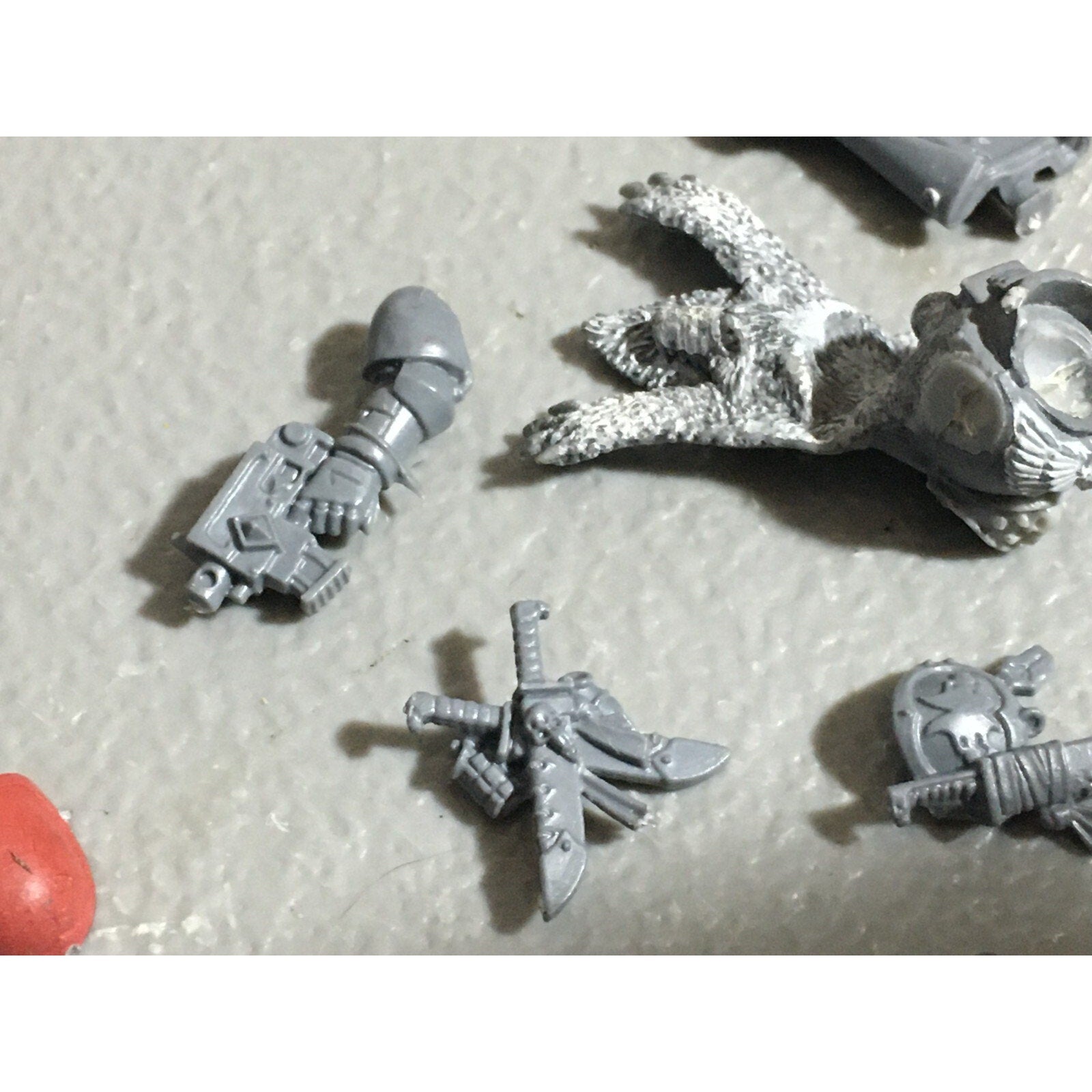 A22562 WARHAMMER 40K SPACE MARINES WOLVES BITS LOT BANNER ACCESSORY PISTOL GW