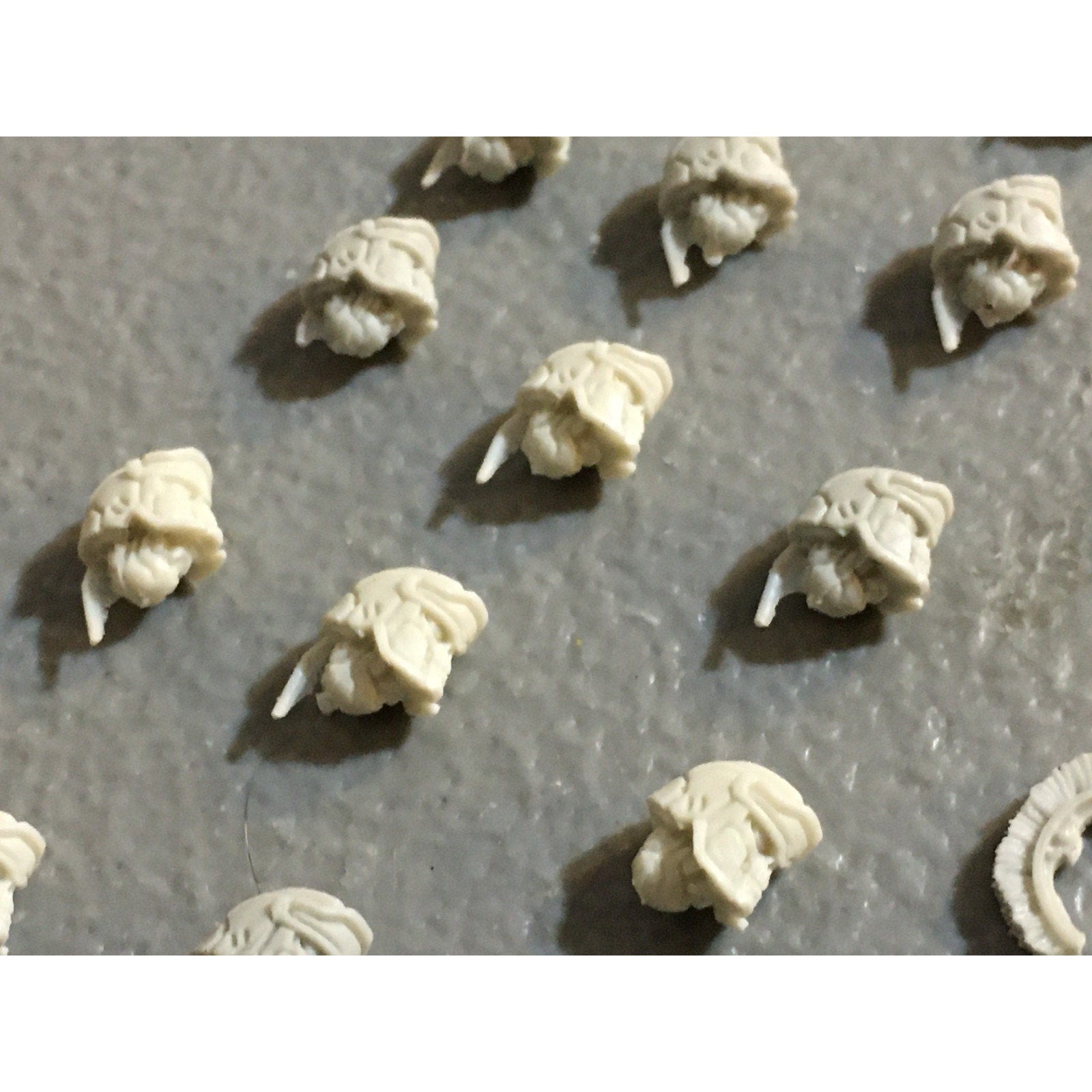 A32539 PUPPETSWAR MINIATURES PLASTIC FANTASY SPARTAN HELMET HEADS BITS PACK LOT