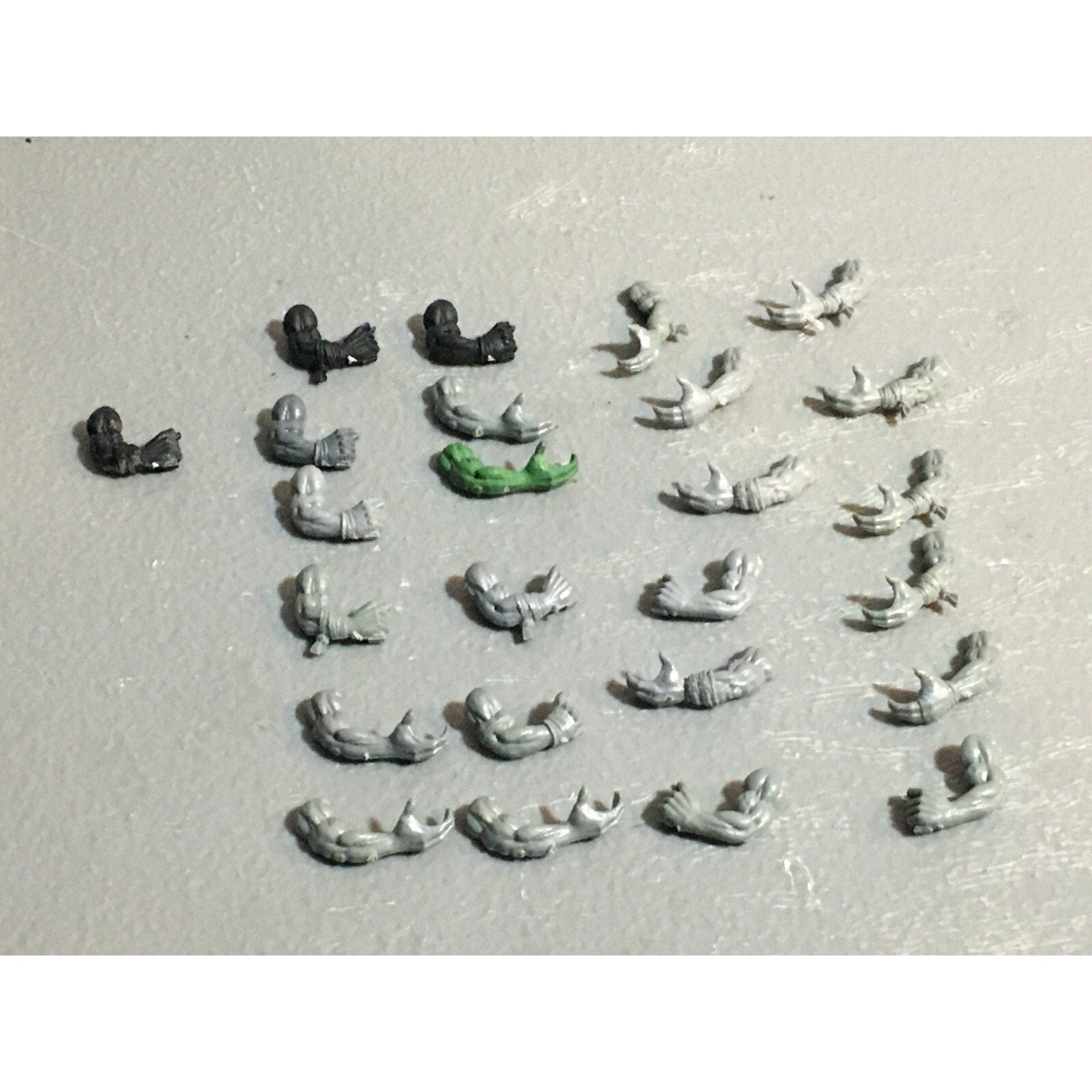 A22952 WARHAMMER 40K ORKS BITS LOT ARMS GAMES WORKSHOP GW