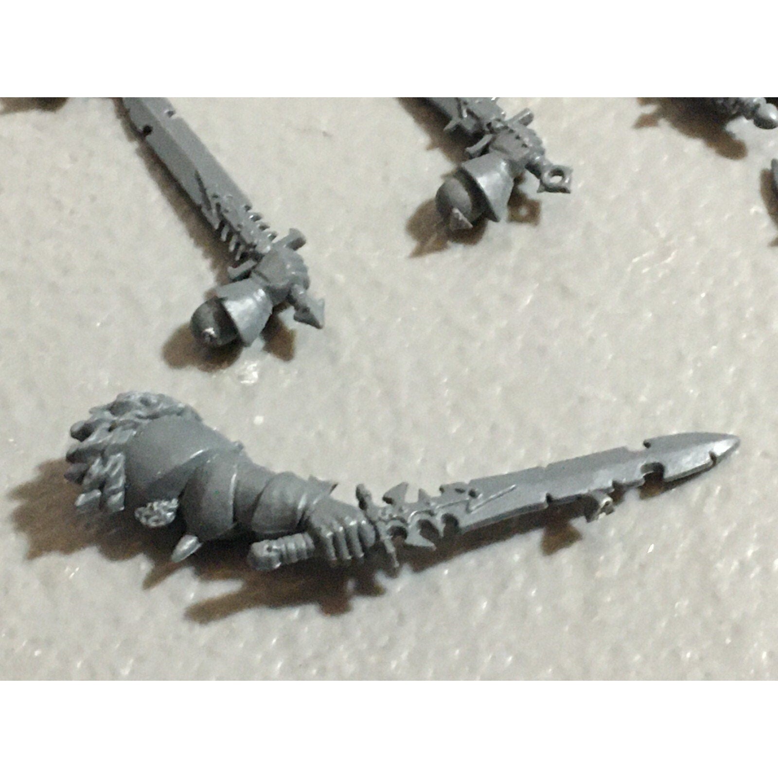 A22221 WARHAMMER FANTASY CHAOS MORTALS BITS LOT SWORD HANDS GAMES WORKSHOP