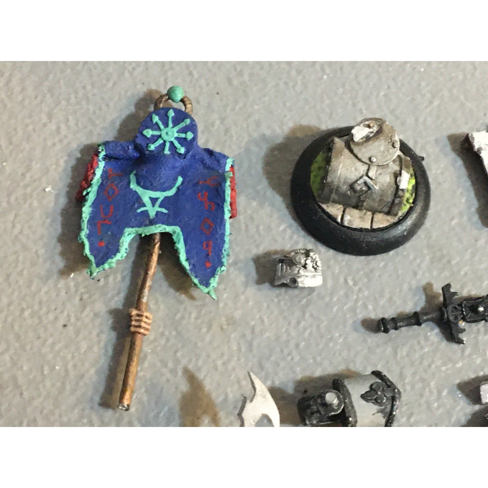 A32591 UNKNOWN MINIATURES METAL BITS LOT SWORD WEAPONS BANNER BENCH
