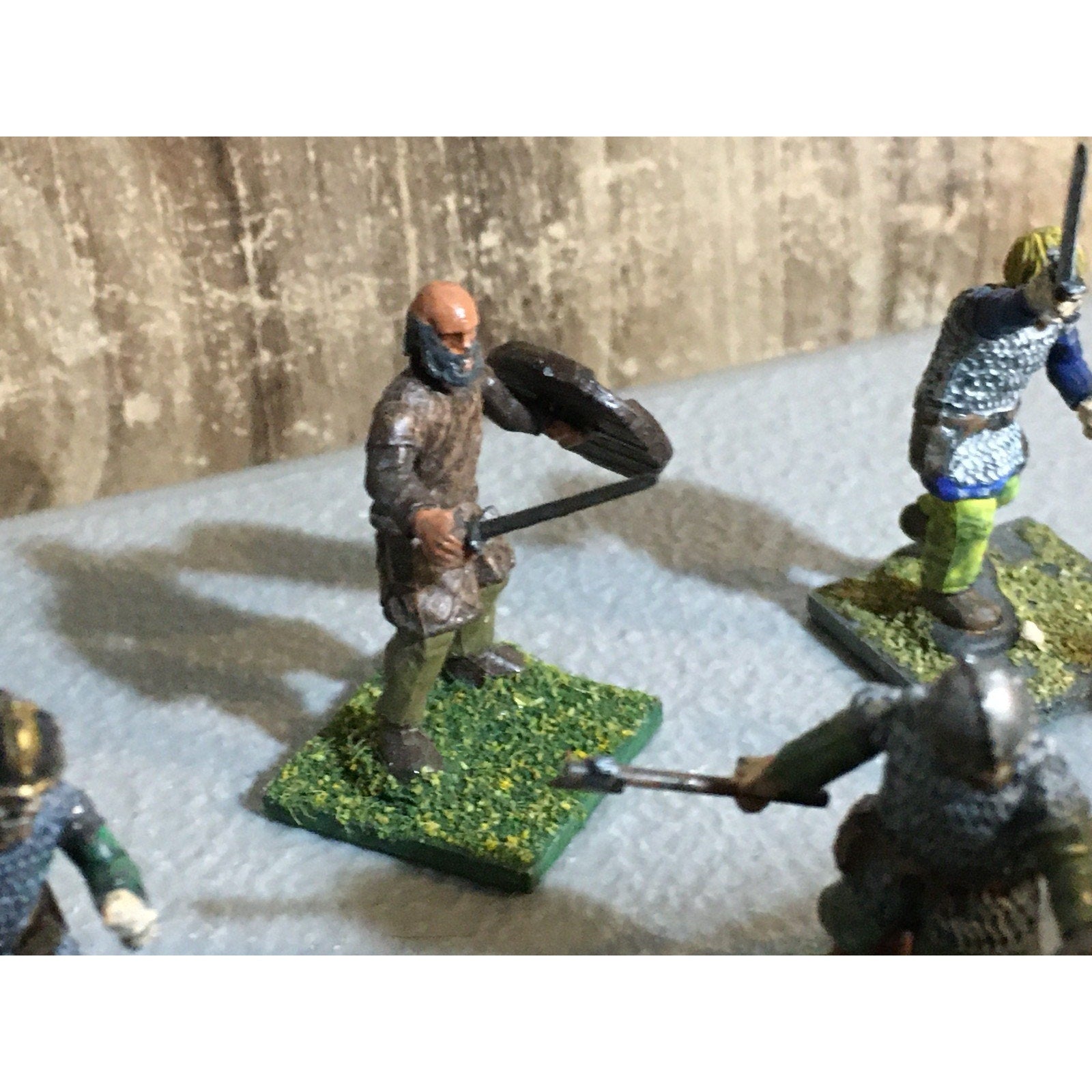 A32498 UNKNOWN PLASTIC MINIATURES INCOMPLETE LOT FANTASY HUMAN WARRIOR SOLDIER