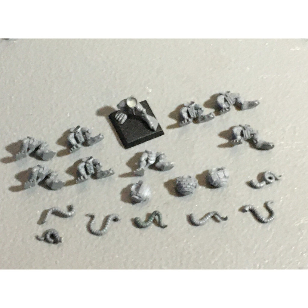 A22303 WARHAMMER FANTASY SKAVEN BITS LOT TORSOS LEGS TAILS GAMES WORKSHOP GW
