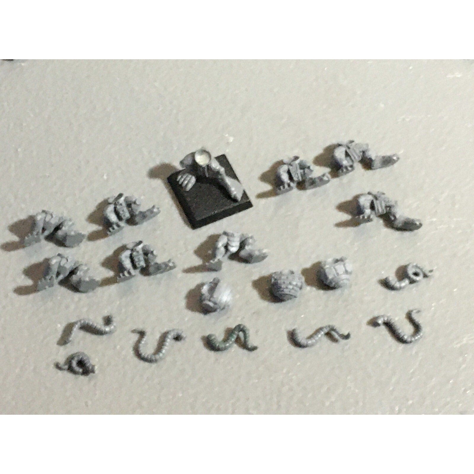 A22303 WARHAMMER FANTASY SKAVEN BITS LOT TORSOS LEGS TAILS GAMES WORKSHOP GW