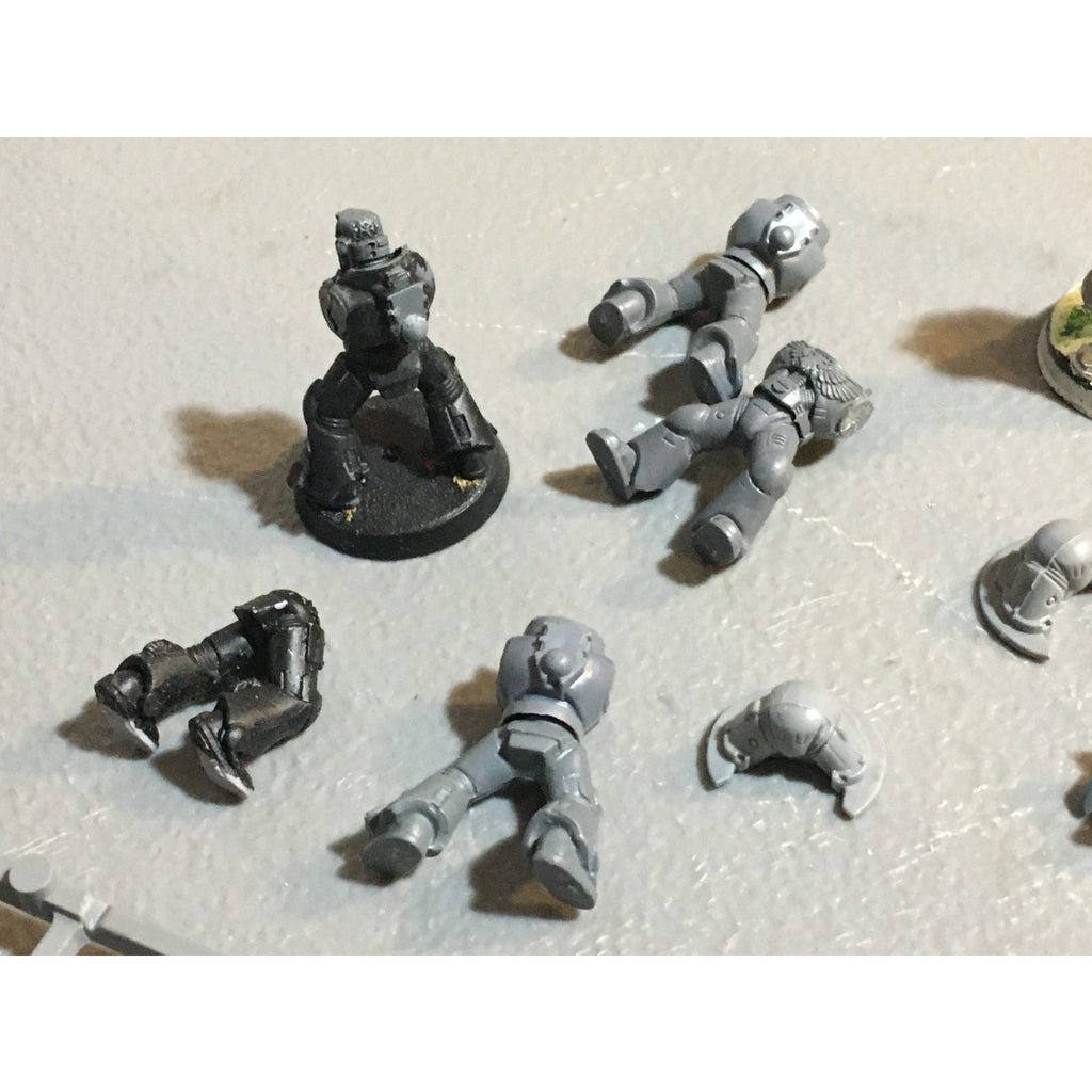 A24527 WARHAMMER 40K SPACE MARINES BITS LOT TORSOS LEGS ARMS GW