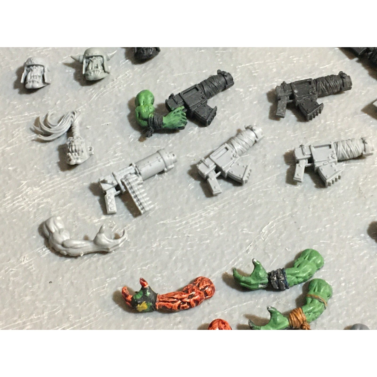 A23012 WARHAMMER 40K SPACE ORKS BITS LOT MIXED HEADS ARMS SHOOTAS GAMES WORKSHOP