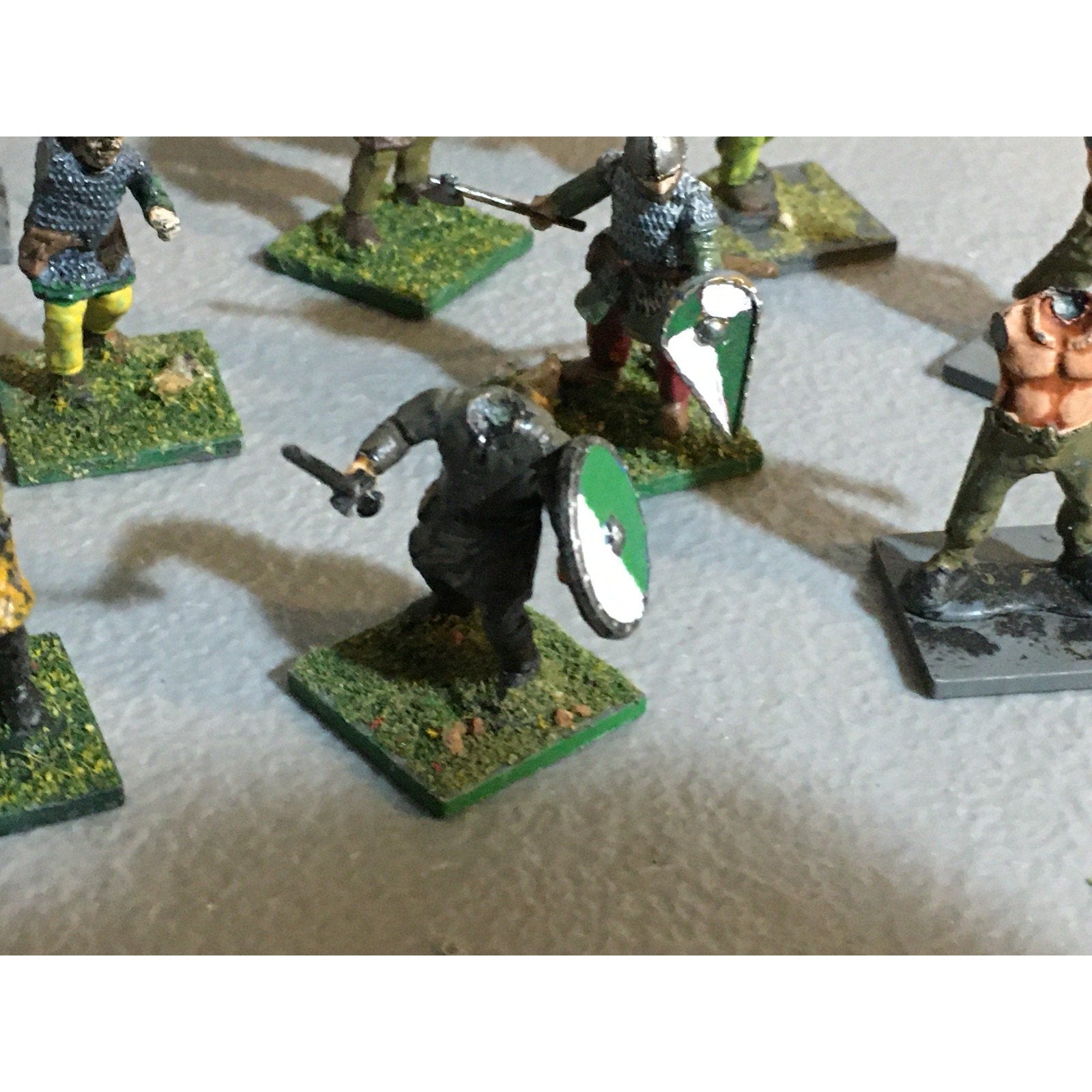 A32498 UNKNOWN PLASTIC MINIATURES INCOMPLETE LOT FANTASY HUMAN WARRIOR SOLDIER