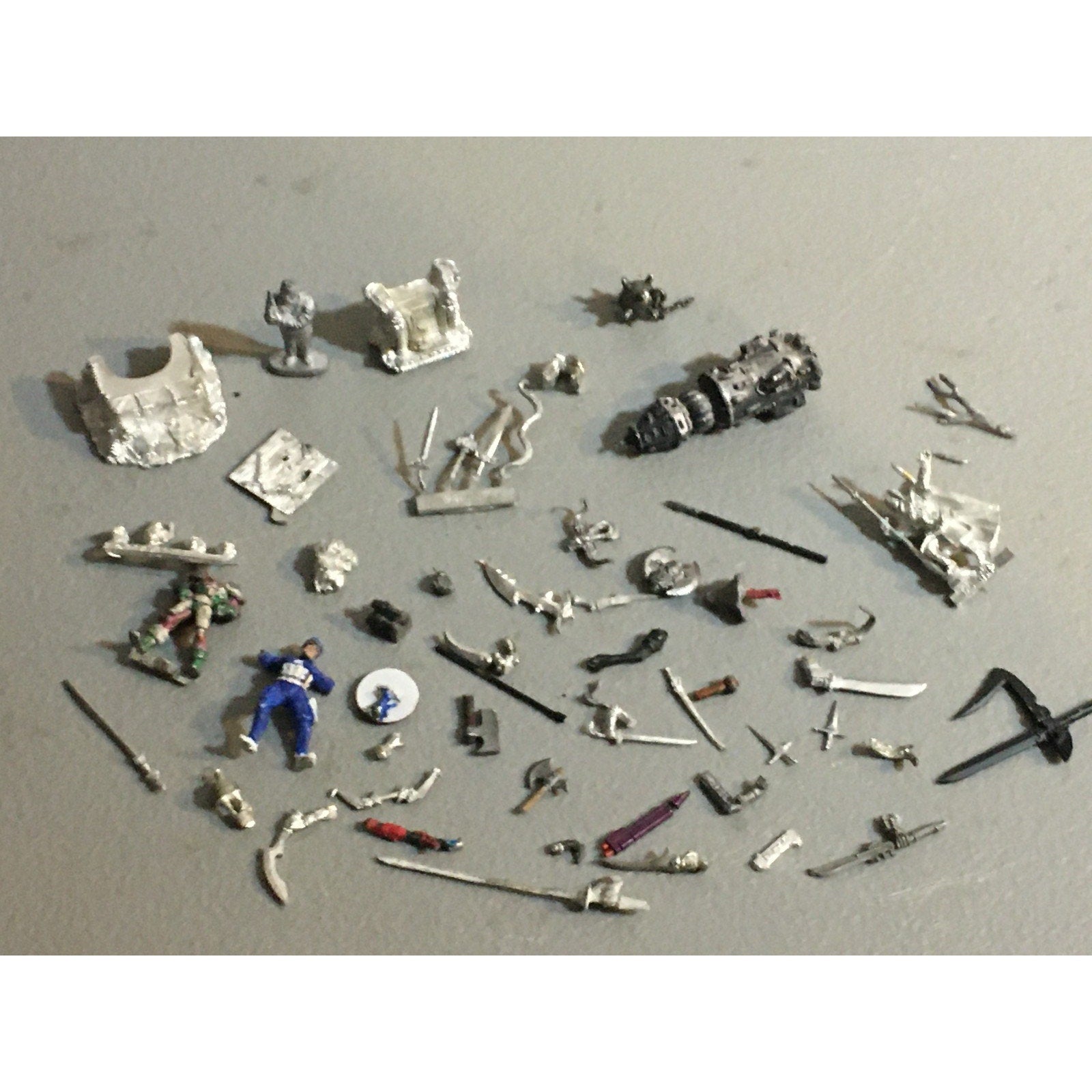 A32593 UNKNOWN MINIATURES METAL BITS LOT SWORD HEAD THRONE WEAPON CAPTAIN