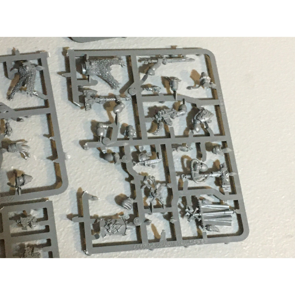 A33676 WARHAMMER 40K SPACE MARINES WOLVES BITS ON SPRUE LOT FIRSTBORN GW