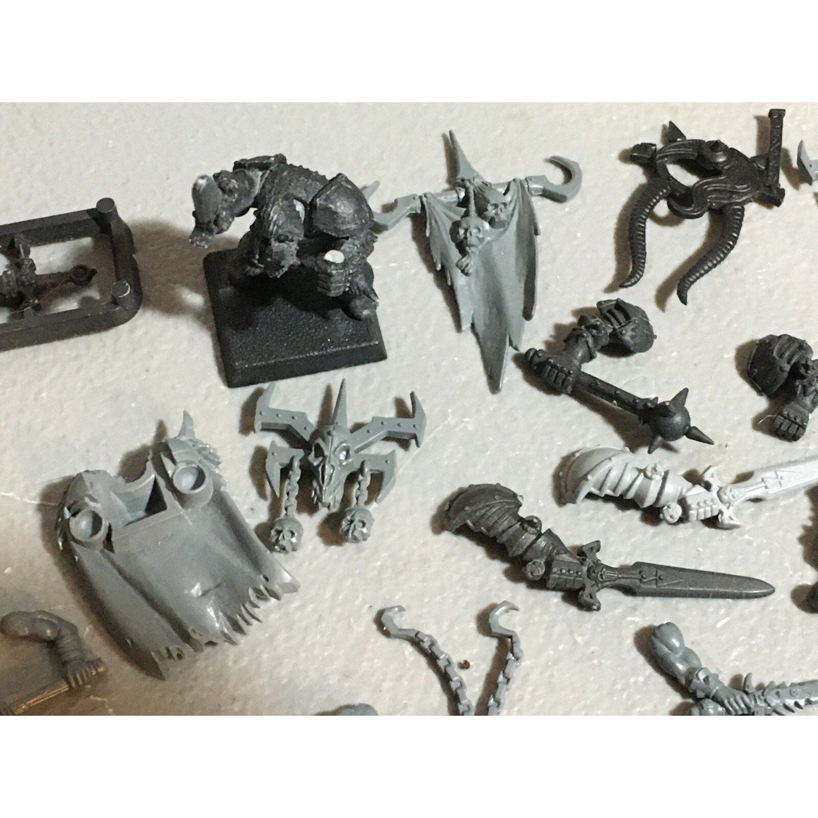 A21064 WARHAMMER FANTASY CHAOS MORTALS BITS LOT MARAUDERS WARRIORS FLAILS HEADS