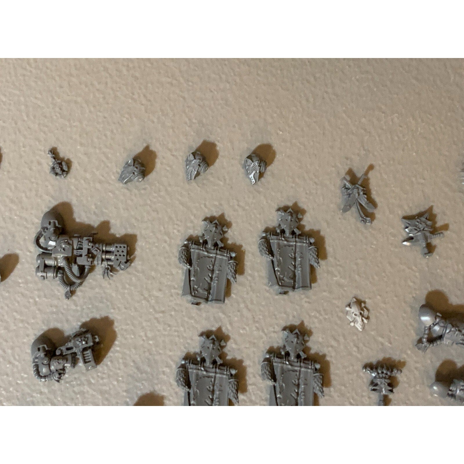 A23060 WARHAMMER 40K MARINES SPACE WOLVES HUGE BITS LOT HEADS ARMS HAMMERS GUNS