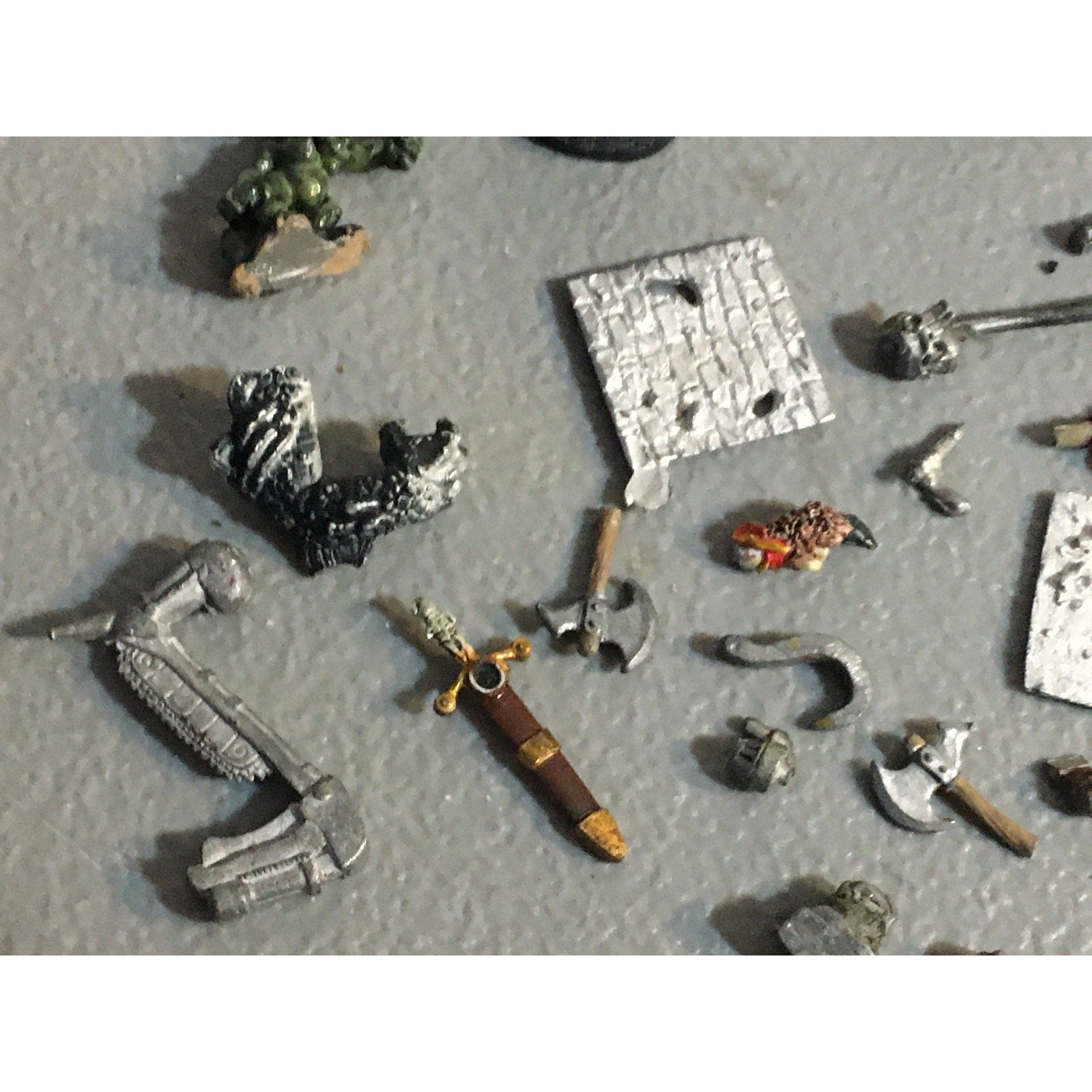 A32590 UNKNOWN MINIATURES METAL BITS LOT SKULL PILE ARM WEAPON CREATURE HEAD