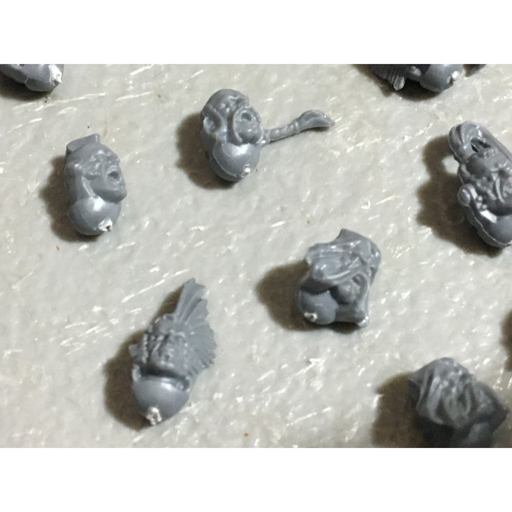 A22549 WARHAMMER 40K SPACE MARINES WOLVES BITS LOT HEADS GAMES WORKSHOP GW