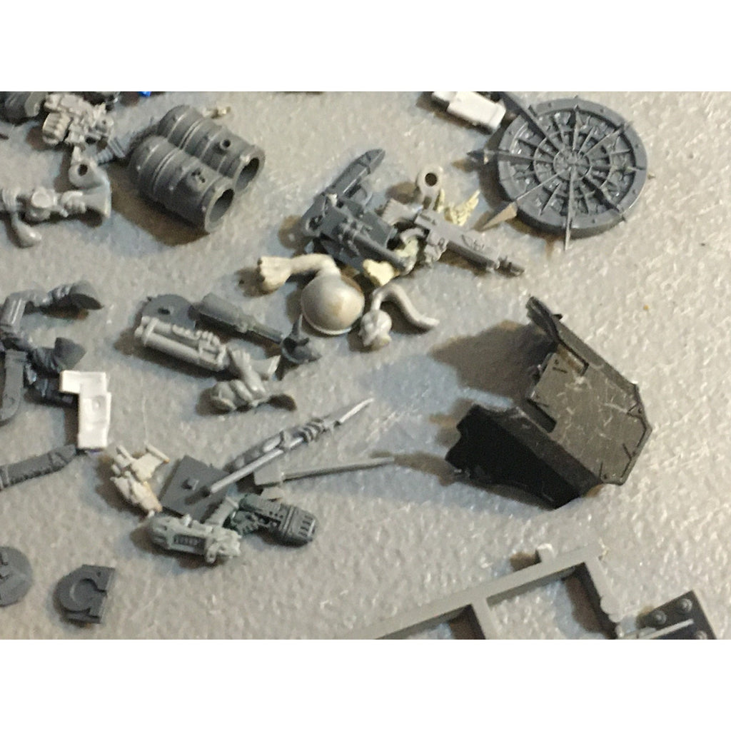A32582 WARHAMMER 40K FANTASY RANDOM BITS LOT PLASTIC ICONS SPACE MARINES GUARD