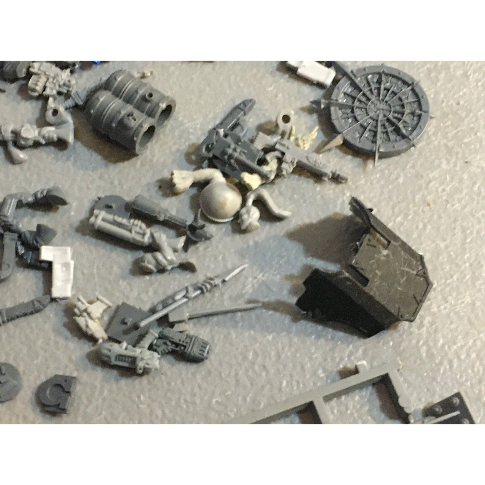A32582 WARHAMMER 40K FANTASY RANDOM BITS LOT PLASTIC ICONS SPACE MARINES GUARD