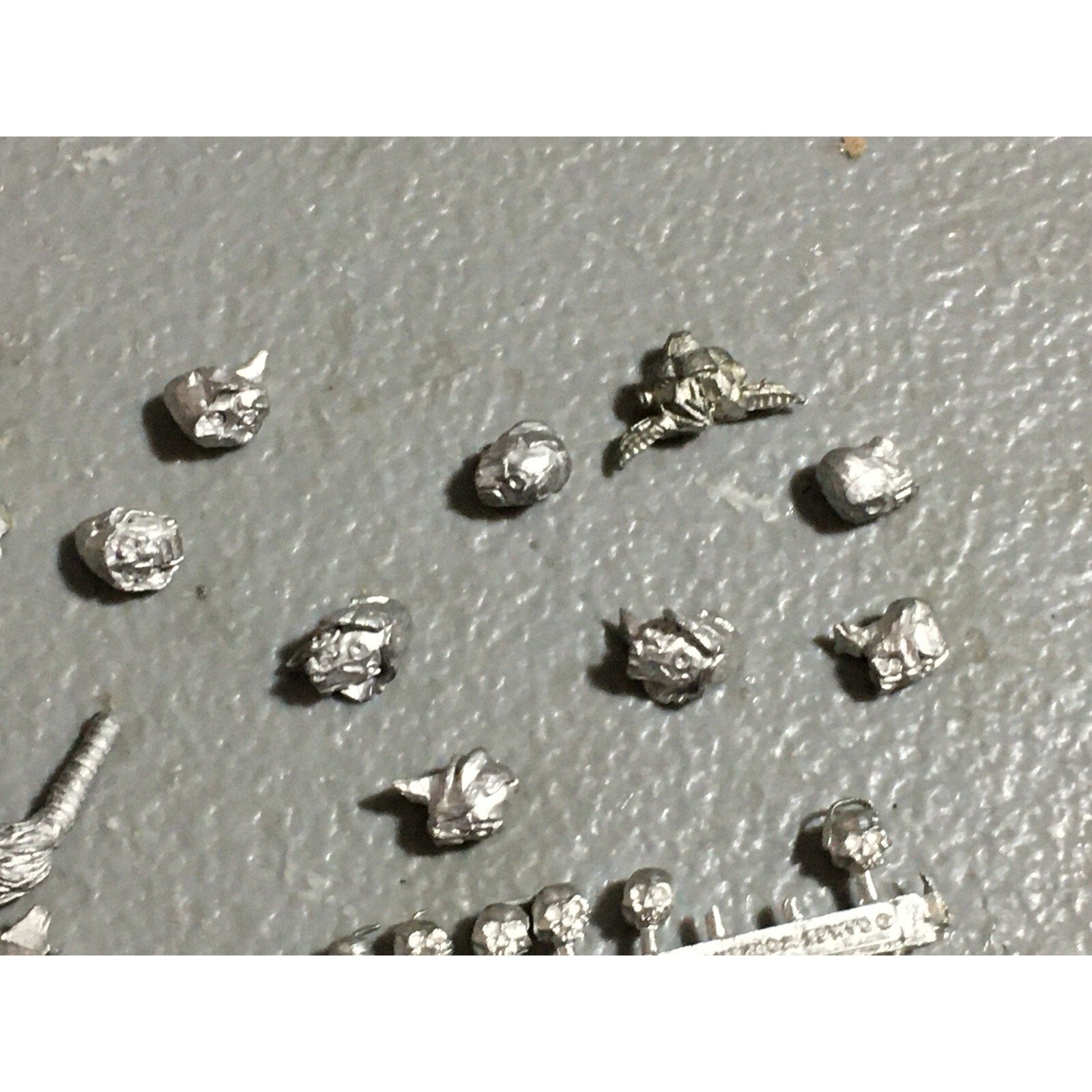 A22408 WARHAMMER FANTASY MIXED METAL BITS LOT HEADS ARMS WEAPONS GW