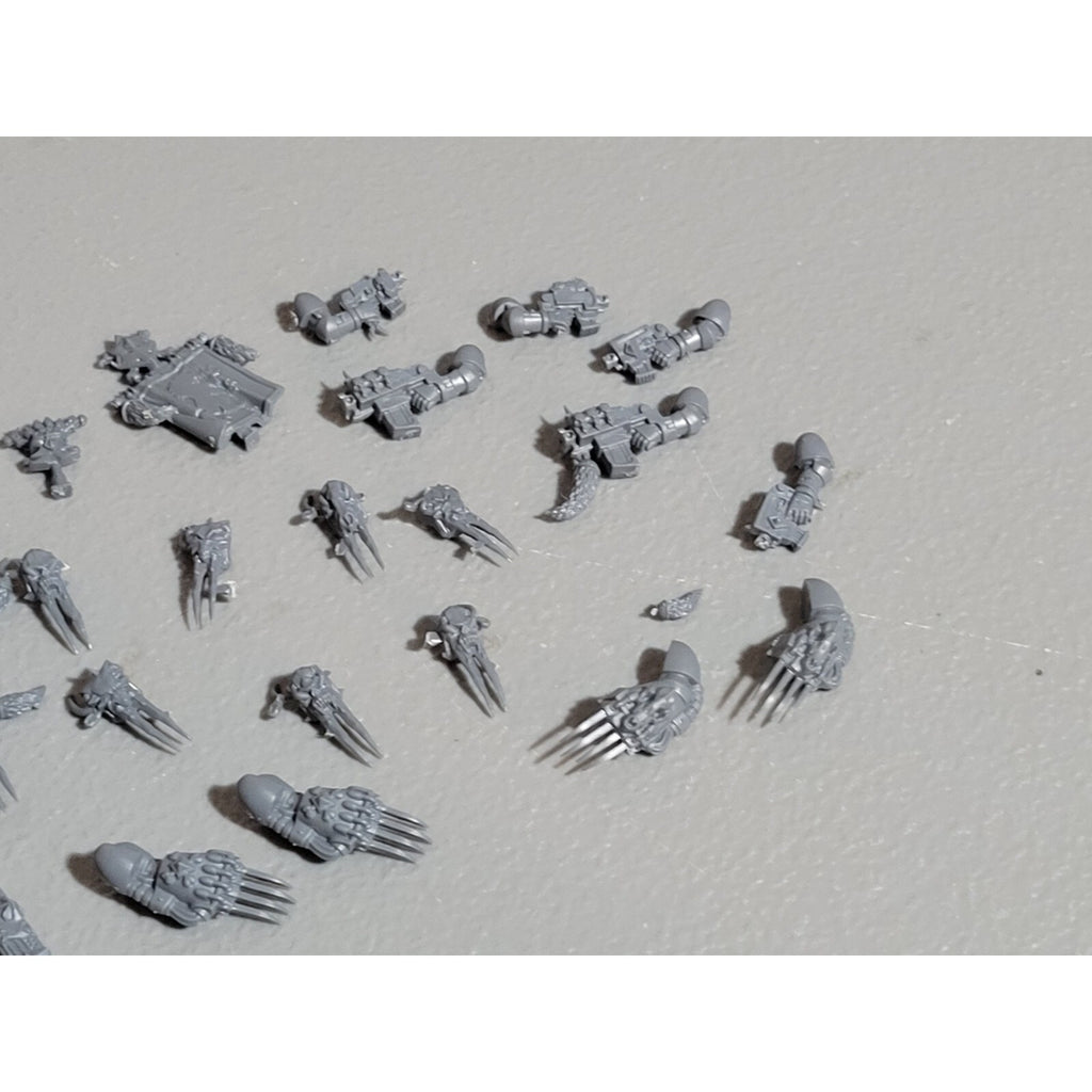 A18452 WARHAMMER 40K SPACE MARINES WOLVES BITS LOT PLASMA POWER SHOULDER HAMMER