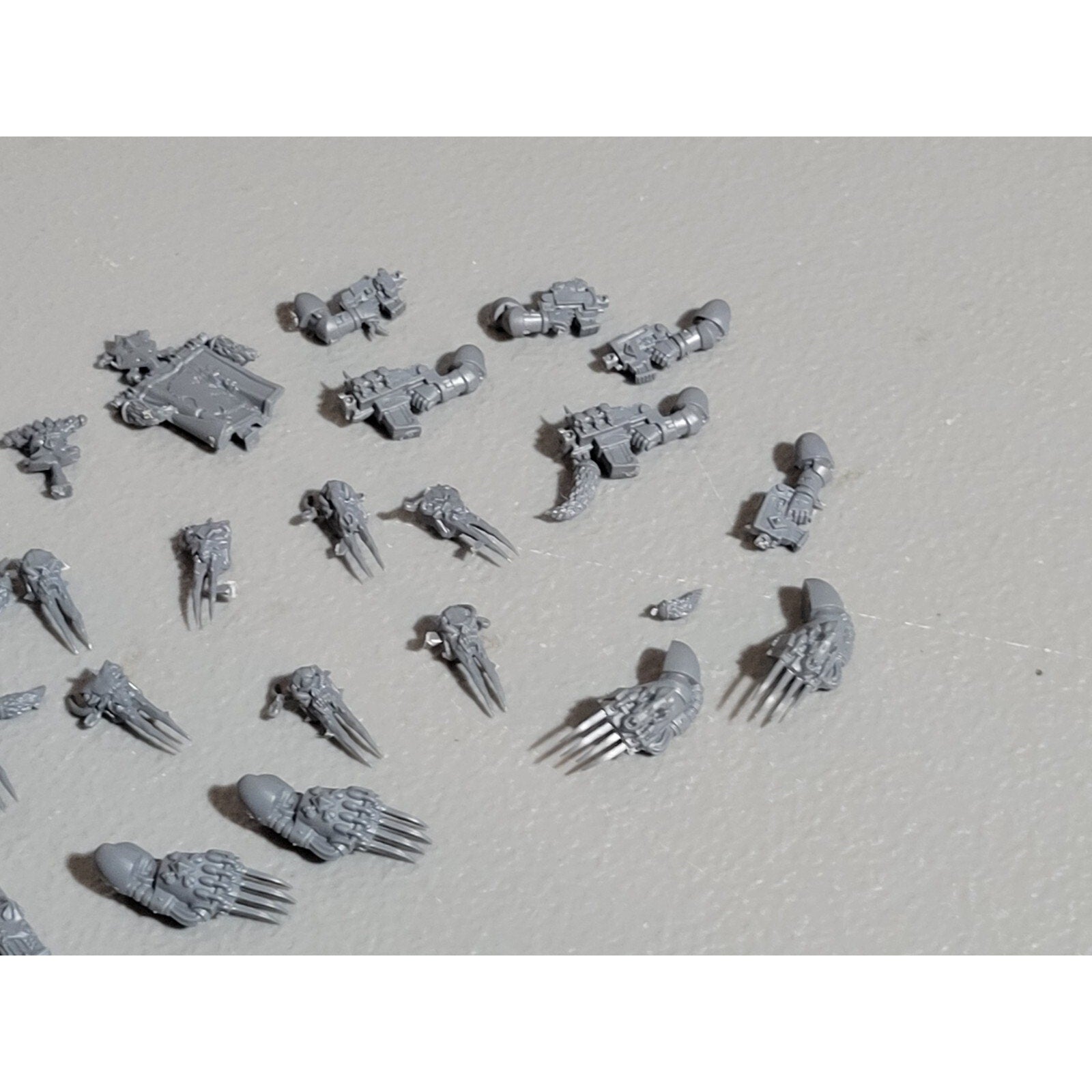 A18452 WARHAMMER 40K SPACE MARINES WOLVES BITS LOT PLASMA POWER SHOULDER HAMMER