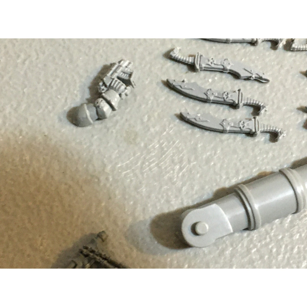 A33594 WARHAMMER 40K MIXED BITS LOT ELDAR CHAOS SWORD DOZER BANNER GW
