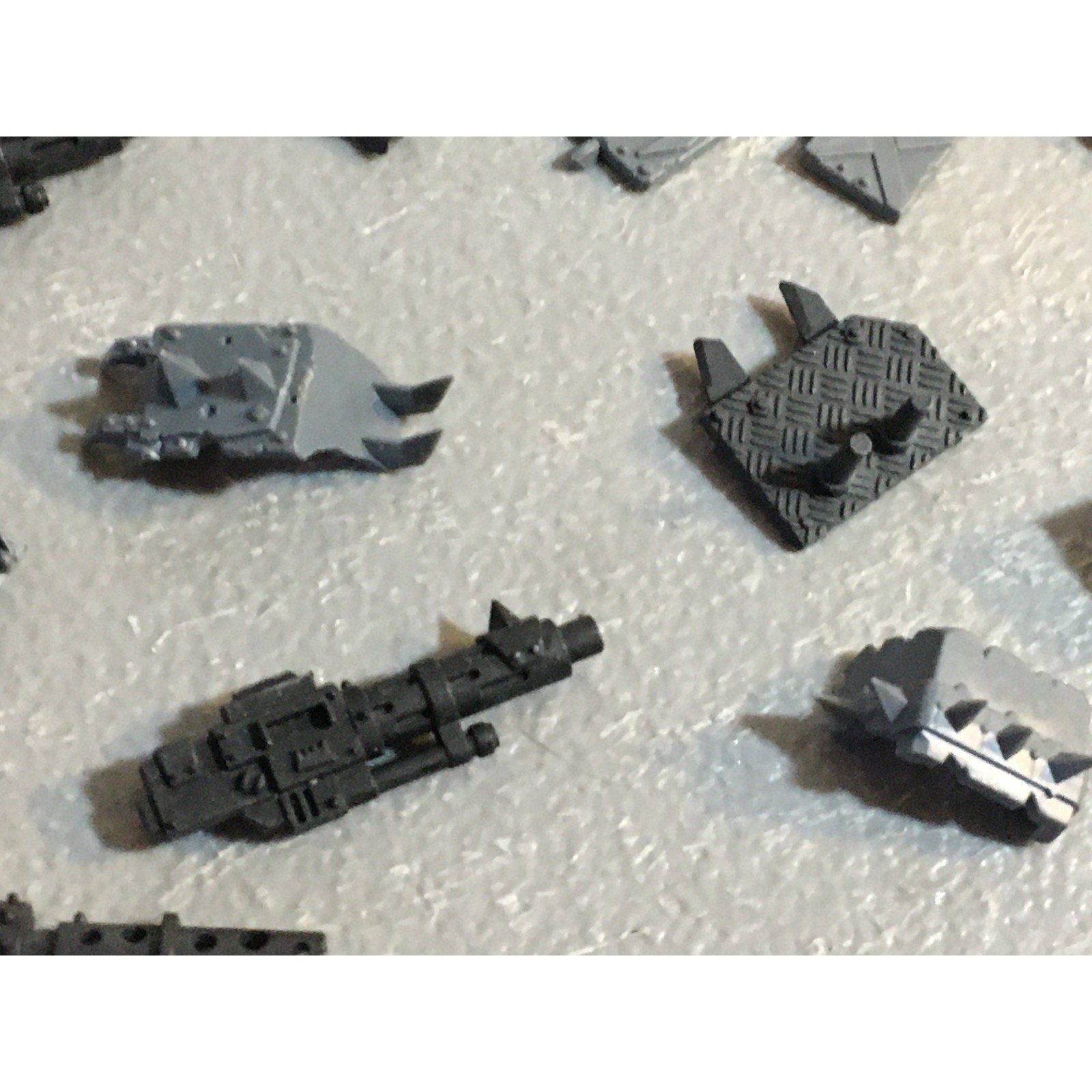 A33587 WARHAMMER 40K SPACE ORKS BITS LOT MIXED TANK POLE ICON GW